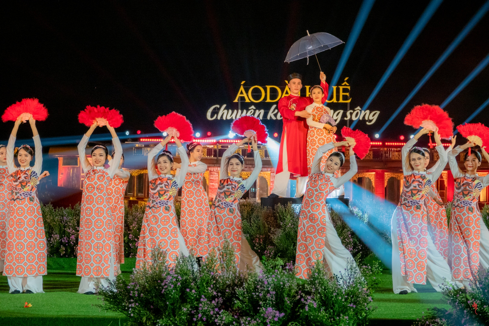 Với thời lượng 80 phút, chương trình gồm 3 chương: “Bản trường ca của đại ngàn”, “Sử thi viết giữa màu cỏ lá xanh biếc” và “Còn non, còn nước, còn dài”.