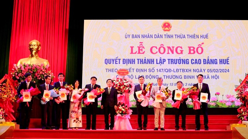 Ông Hoàng Bảo Hùng, Giám đốc Trung tâm Công nghệ thông tin tỉnh được điều động giữ chức vụ Hiệu trưởng Trường Cao đẳng Huế.