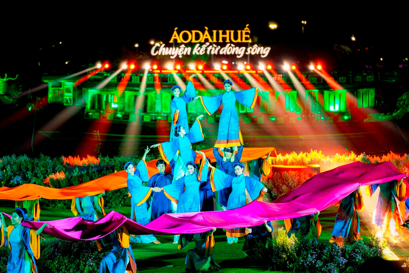 Tất cả như một sử thi về dòng sông Hương gắn kết với những tà áo dài qua năm tháng….