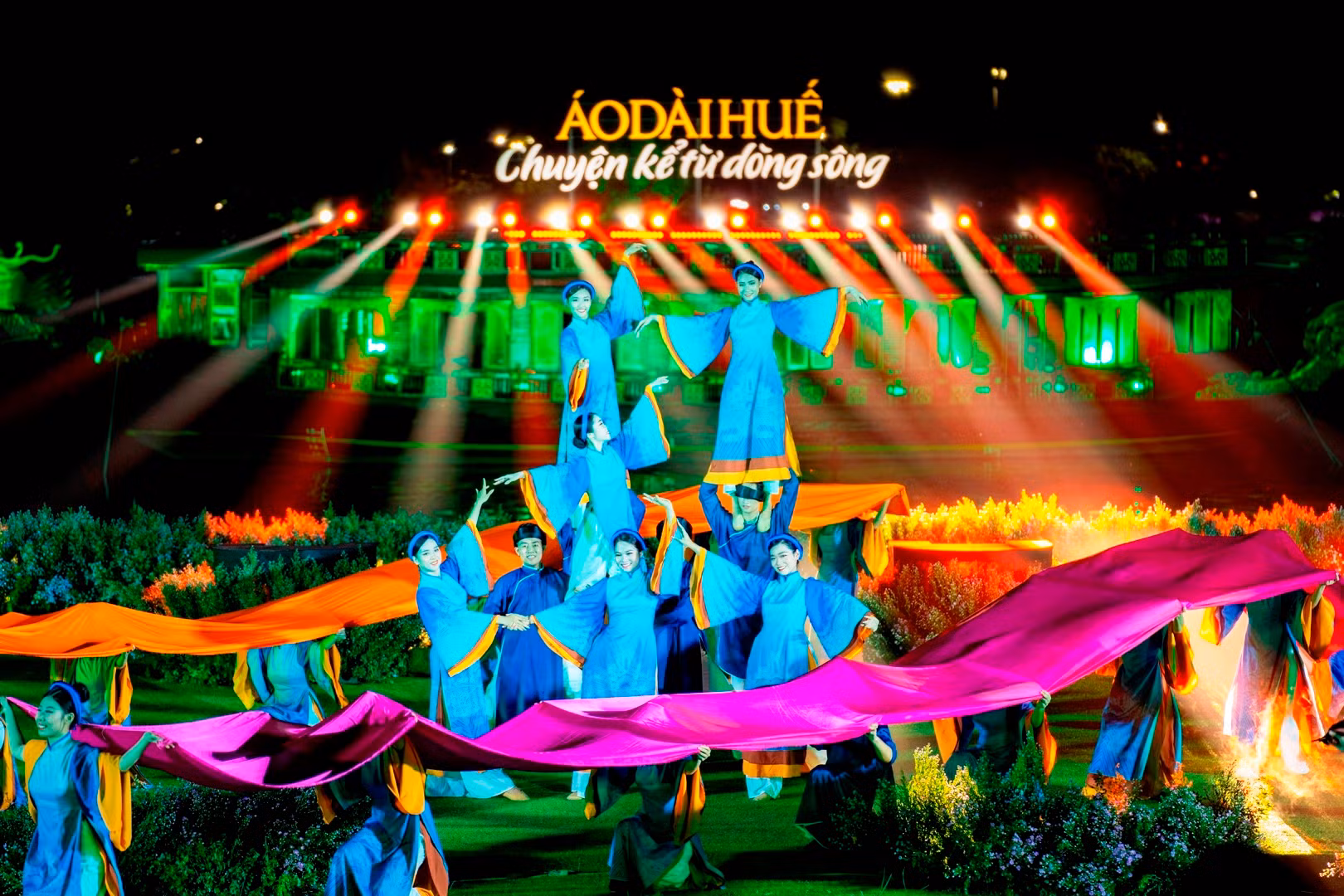 Tất cả như một sử thi về dòng sông Hương gắn kết với những tà áo dài qua năm tháng…. Tất cả như một sử thi về dòng sông Hương gắn kết với những tà áo dài qua năm tháng….