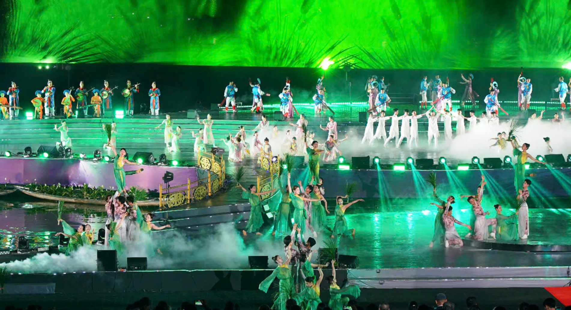 Chương trình đưa người xem thưởng thức câu chuyện về những con sông nổi tiếng ở các vùng miền của đất nước, nét văn hóa đặc sắc ở mỗi vùng đất.