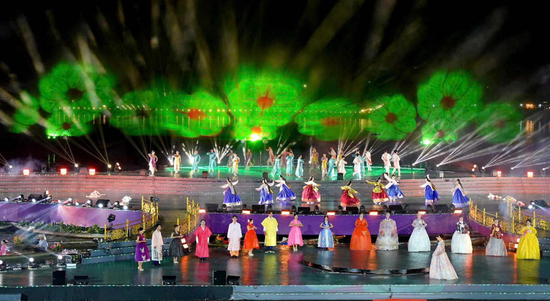 Các nghệ sĩ đến từ xứ sở Kim Chi tham gia biểu diễn tiết mục với nhiều sắc màu làm cho đêm hội trở nên lung linh, huyền ảo.