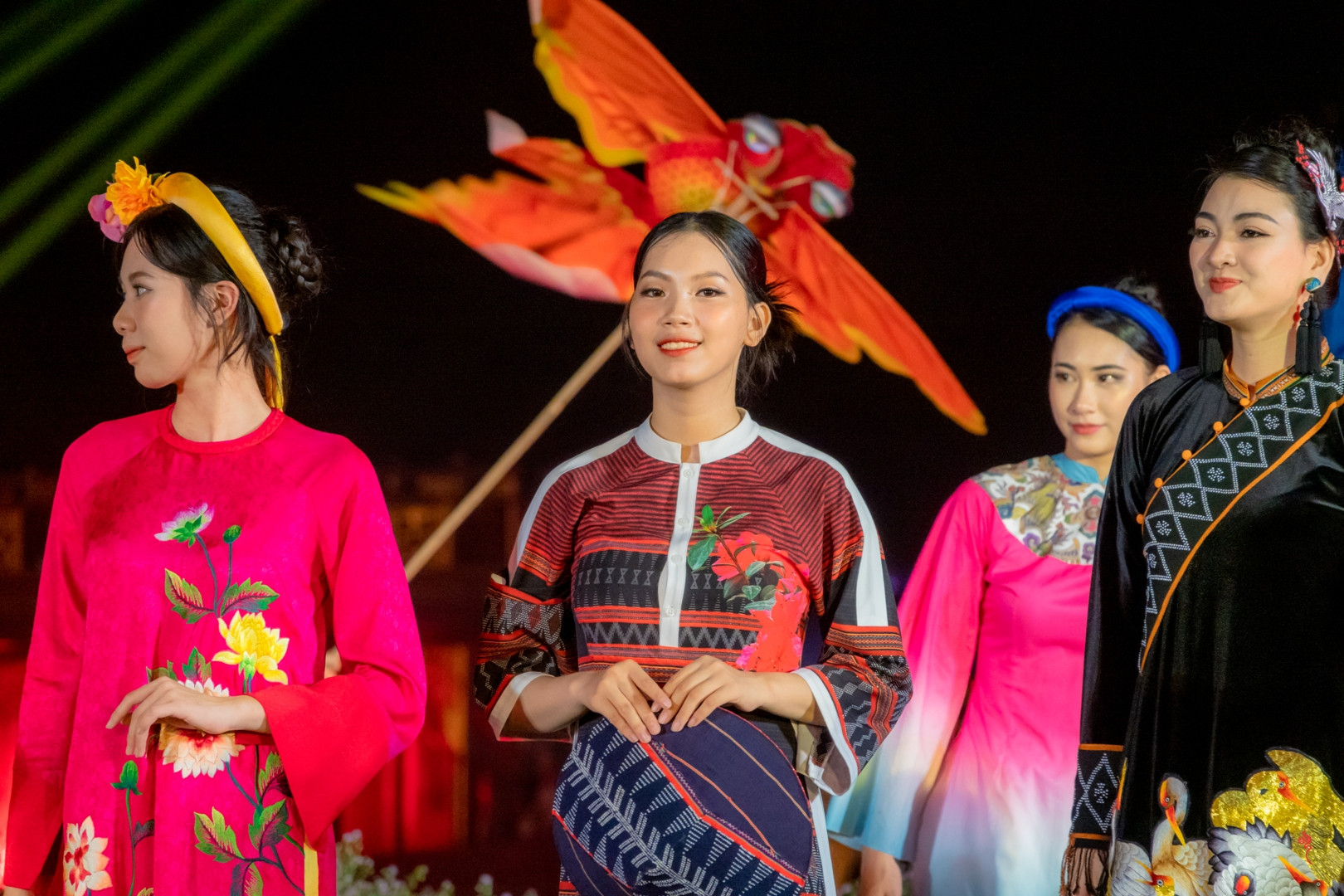 Chính câu chuyện về những cánh diều Huế, hoa giấy Thanh Tiên… trên sân khấu của đêm trình diễn áo dài, được đạo diễn sắp xếp, dàn dựng tiết mục thể hiện… cũng là dòng chảy của áo dài qua các thời kỳ trên đất Huế.