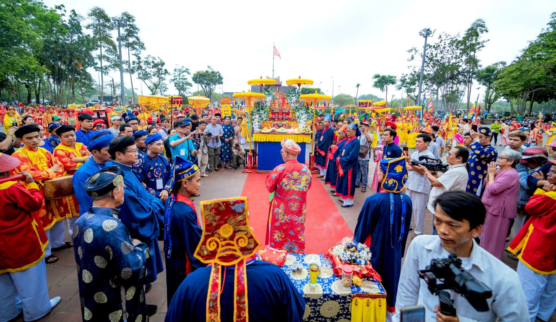 Lễ hội Điện Huệ Nam do Trung tâm Festival Huế phối hợp với Ban Bảo trợ Điện Huệ Nam và các ban, ngành, đơn vị chức năng tổ chức với sự tham dự đông đảo người dân địa phương, du khách.