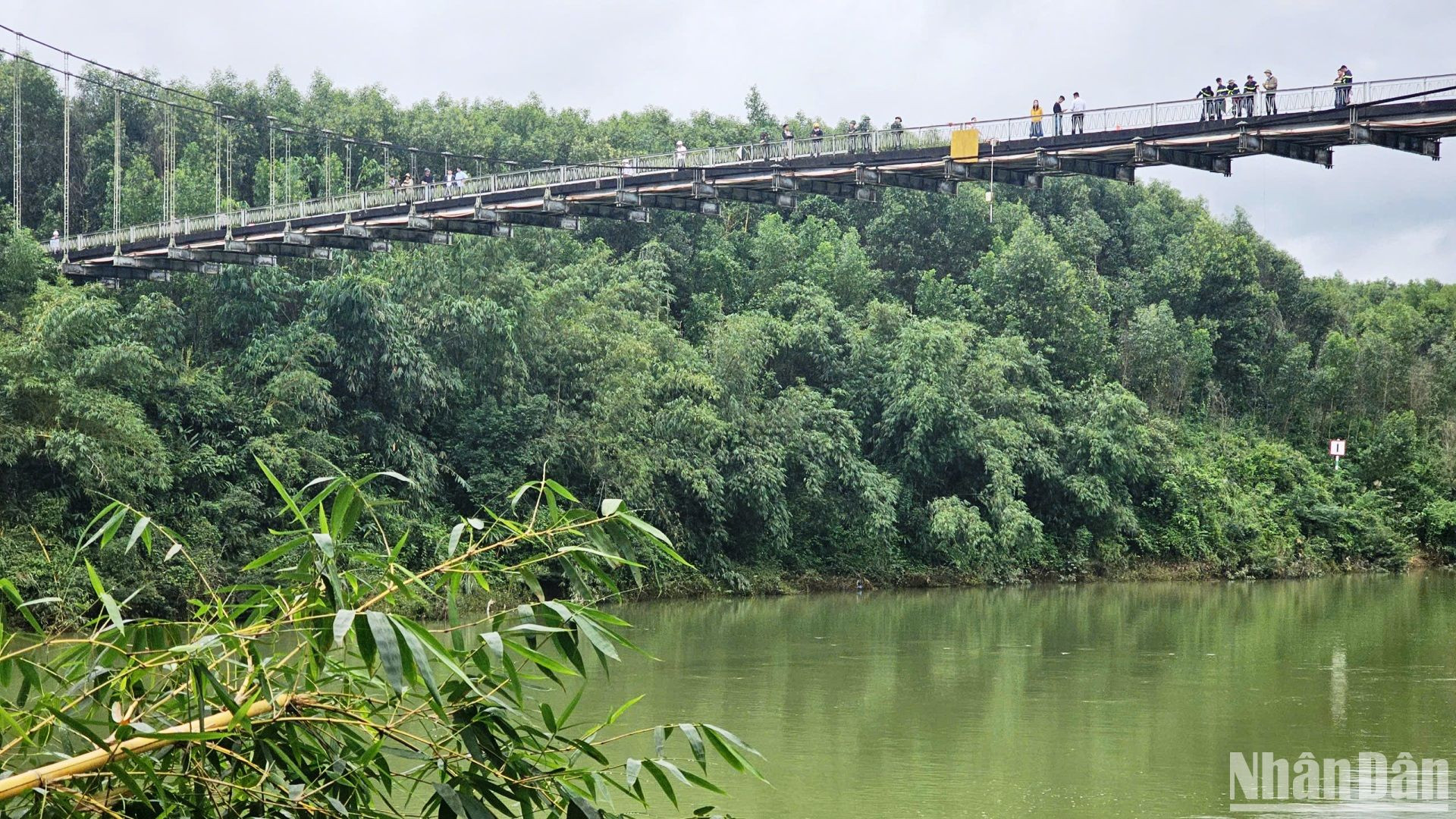 Theo Ủy ban nhân dân thị xã Hương Trà, trước đây khi vừa đưa vào khai thác sử dụng, cầu có trọng tải từ 13-18 tấn. Về sau, công trình xuống cấp, cơ quan chức năng đã cho hạ tải cầu xuống còn 8 tấn.