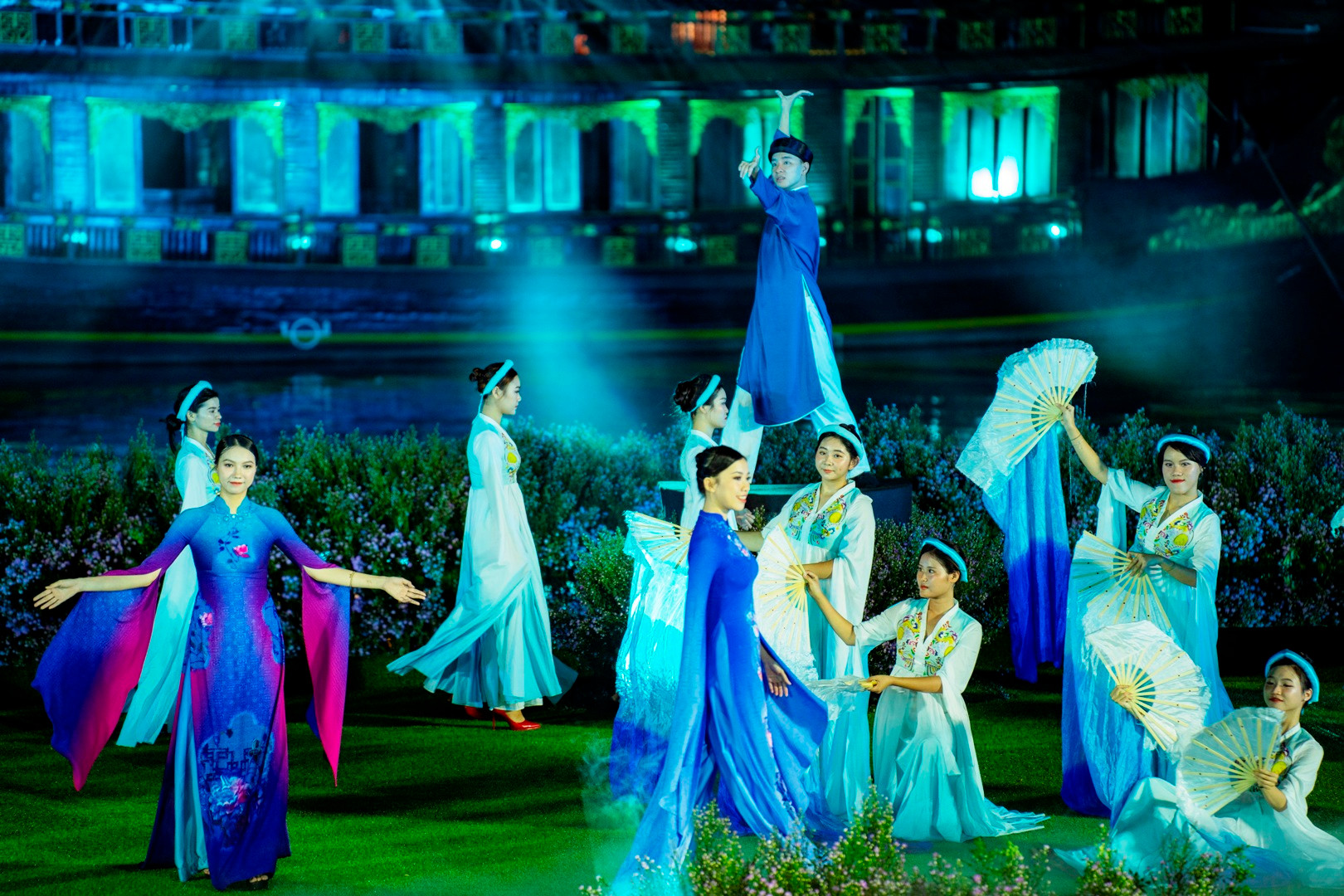 Mỗi phần trình diễn gắn liền với một nền giai điệu da diết của những nghệ sĩ tài hoa viết về Huế như Văn Phụng, Phạm Duy, Hoàng Nguyên, Trịnh Công Sơn, Minh Kỳ… vang lên, tạo cho sân khấu và người xem sự lắng đọng nhưng đong đầy cảm xúc.