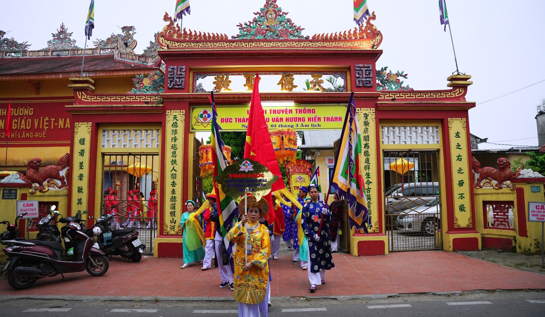 Sau đó, lễ rước đường bộ từ nơi Thánh đường Thiên Tiên Thánh giáo lên khu vực Nghinh Lương Đình với sự tham gia của hàng trăm thanh đồng, đạo hữu rước long kiệu Thánh Mẫu và hòm sắc vua phong, cùng các vật thờ cúng như tán, cờ, quạt…