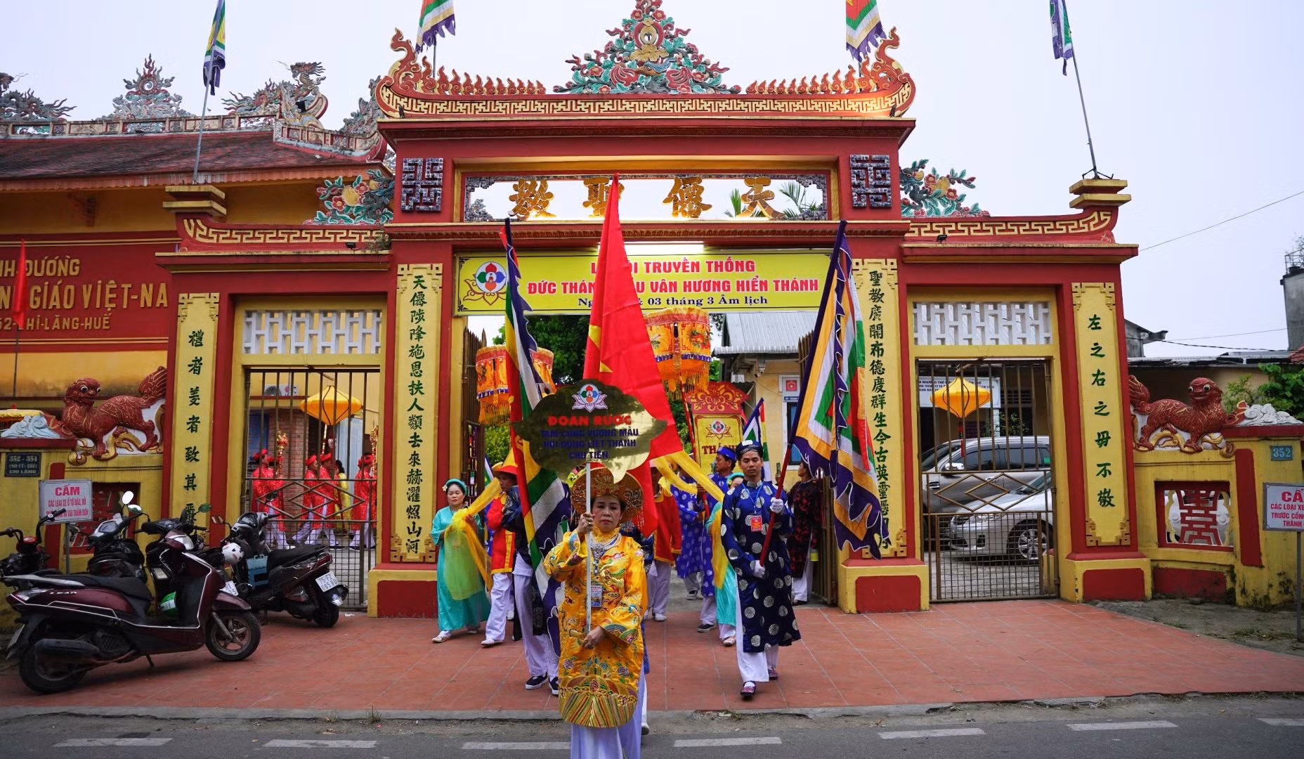 Sau đó, lễ rước đường bộ từ nơi Thánh đường Thiên Tiên Thánh giáo lên khu vực Nghinh Lương Đình với sự tham gia của hàng trăm thanh đồng, đạo hữu rước long kiệu Thánh Mẫu và hòm sắc vua phong, cùng các vật thờ cúng như tán, cờ, quạt…