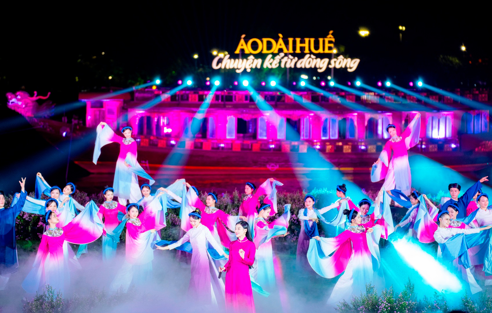 Dòng Hương Giang, xứ Huế mang đến những ý tứ, chất liệu để các nhà thiết kế sáng tạo các tà áo dài với những họa tiết, sắc màu, phong cảnh thiên nhiên, những dấu tích lịch sử, nhuốm màu thời gian…