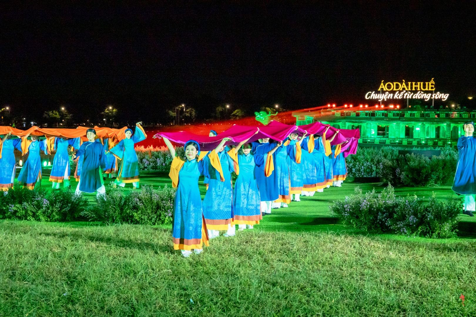 Với nền sân khấu thơ mộng ngoài trời hữu tình kết hợp với ánh sáng hiện đại, đêm diễn kết hợp giữa những tà áo dài và sóng nước óng ánh như một bức tranh trữ tình, hòa quyện lung linh vào nhau.