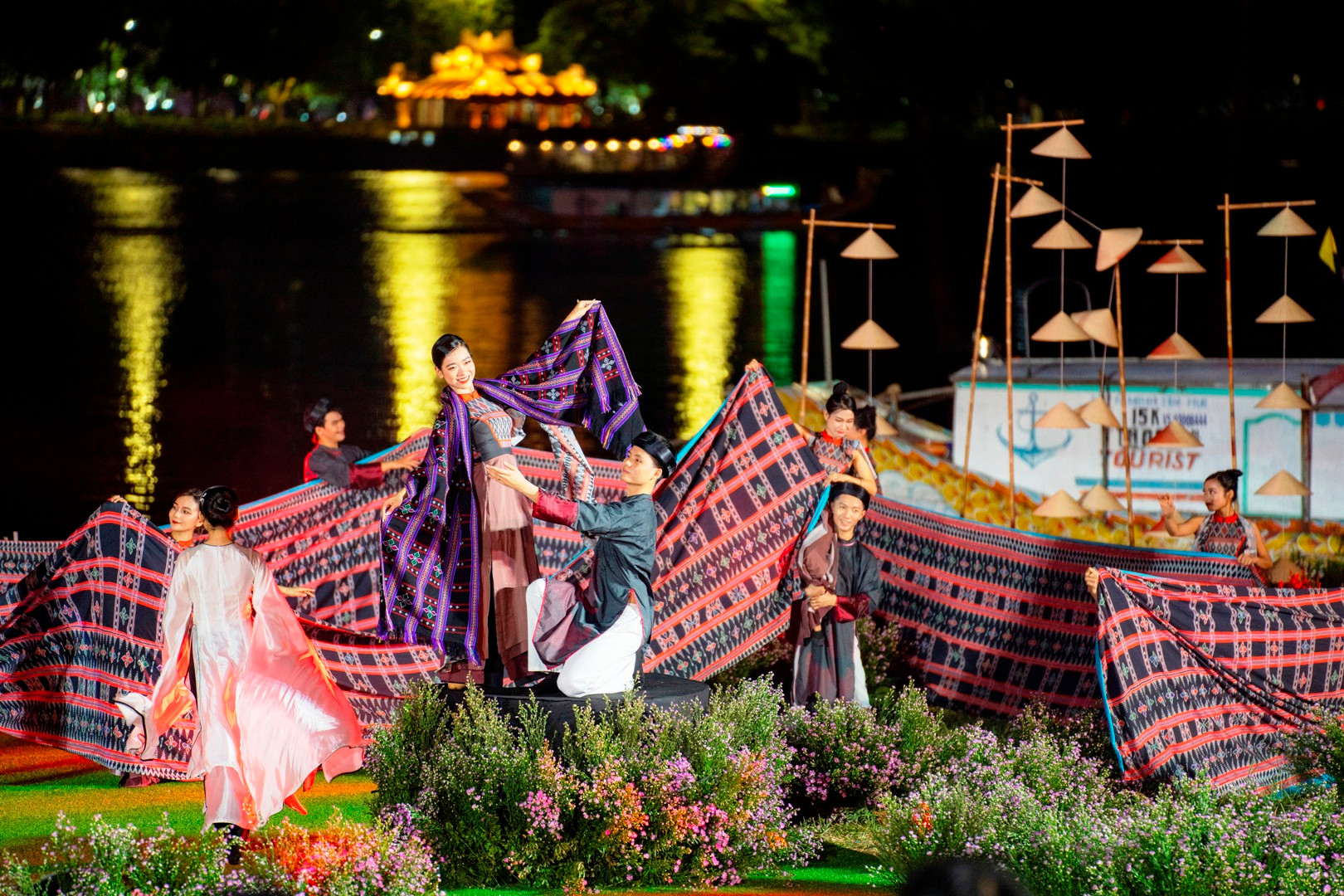 Bản trường ca của đại ngàn sẽ là bức tranh đa sắc khai thác họa tiết và trang phục Zèng của đồng bào Ta Ôi đã thành di sản...