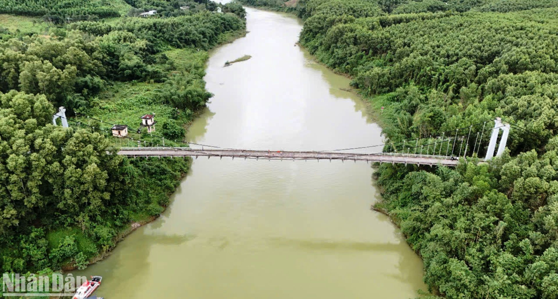 Hiện các lực lượng chức năng vẫn đang tiếp tục tìm kiếm nạn nhân mất tích trên dòng Hữu Trạch của sông Hương.