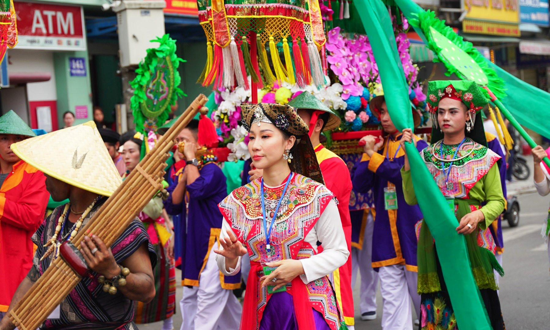 Đoàn rước với các hương án và hàng trăm thanh đồng, đạo hữu trong trang phục truyền thống, cờ phướn đã tạo nên không khí lễ hội trang nghiêm.
