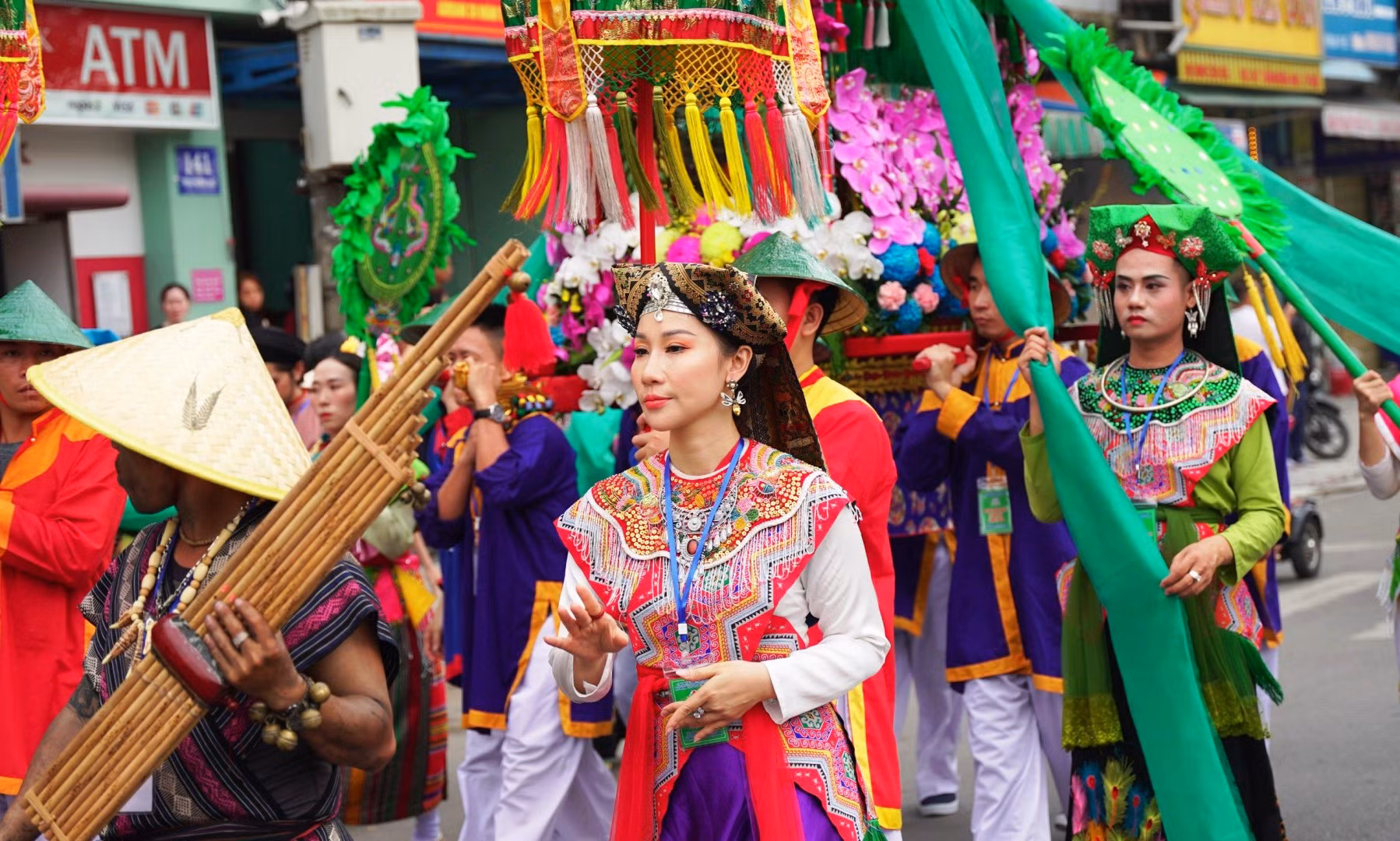 Đoàn rước với các hương án và hàng trăm thanh đồng, đạo hữu trong trang phục truyền thống, cờ phướn đã tạo nên không khí lễ hội trang nghiêm.