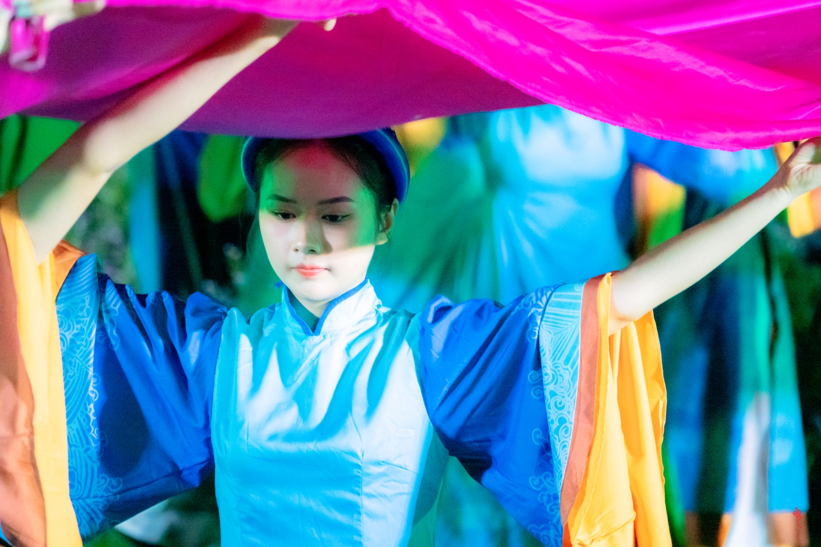 Những họa tiết, màu sắc, những cỏ cây hoa lá cùng với dấu vết thời gian về một dòng sông từ ngàn xưa đến hiện đại đã gom góp lại để tôn vinh áo dài Huế.