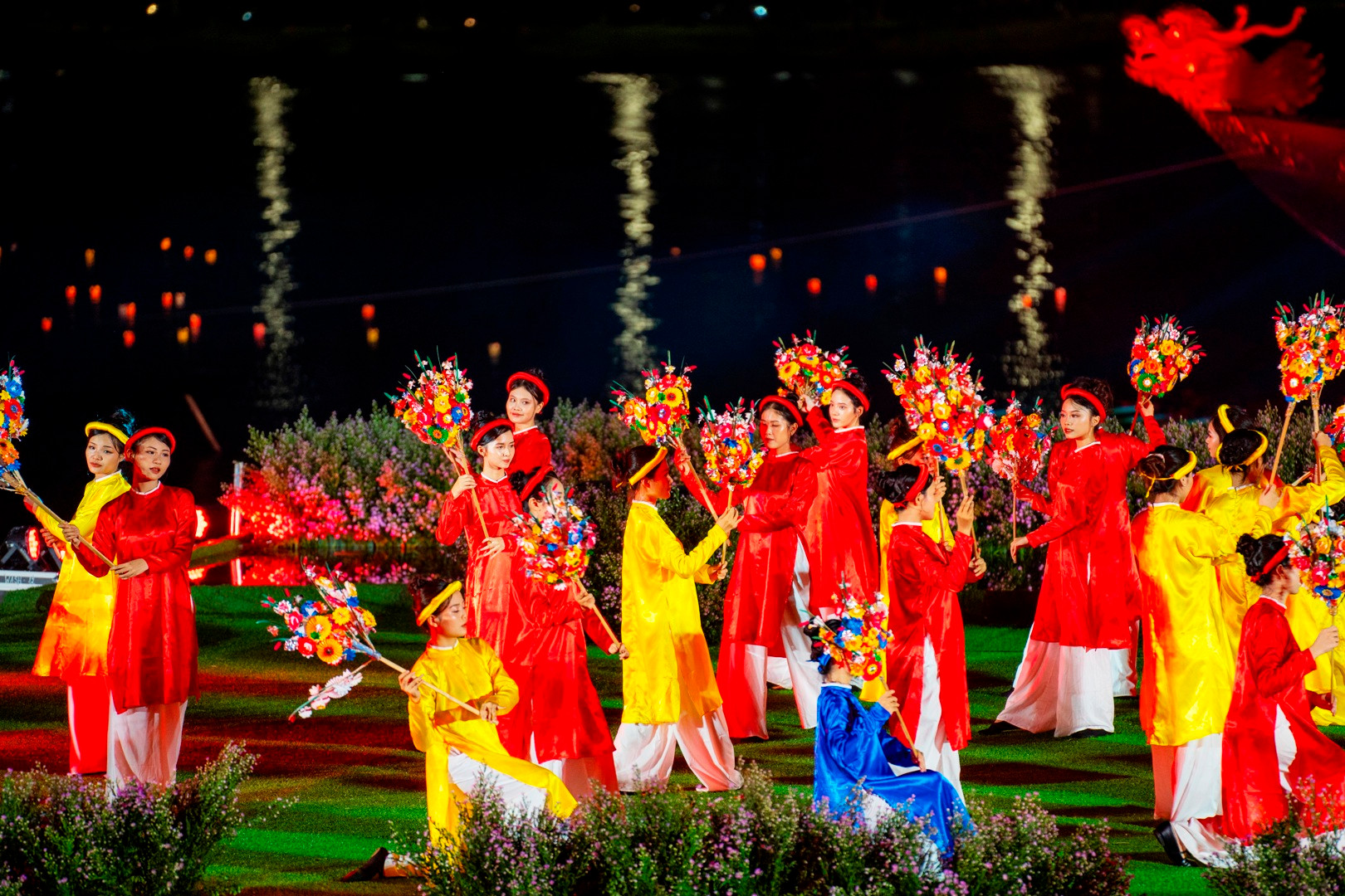 Những họa tiết, những sắc màu, những cỏ cây hoa lá, những dấu vết thời gian, sử thi về một dòng sông, về một đô thị cổ, một thành phố hiện đại… gắn kết với những tà áo dài qua năm tháng của một thành phố đẹp tráng lệ mà cũng thực hào hùng…