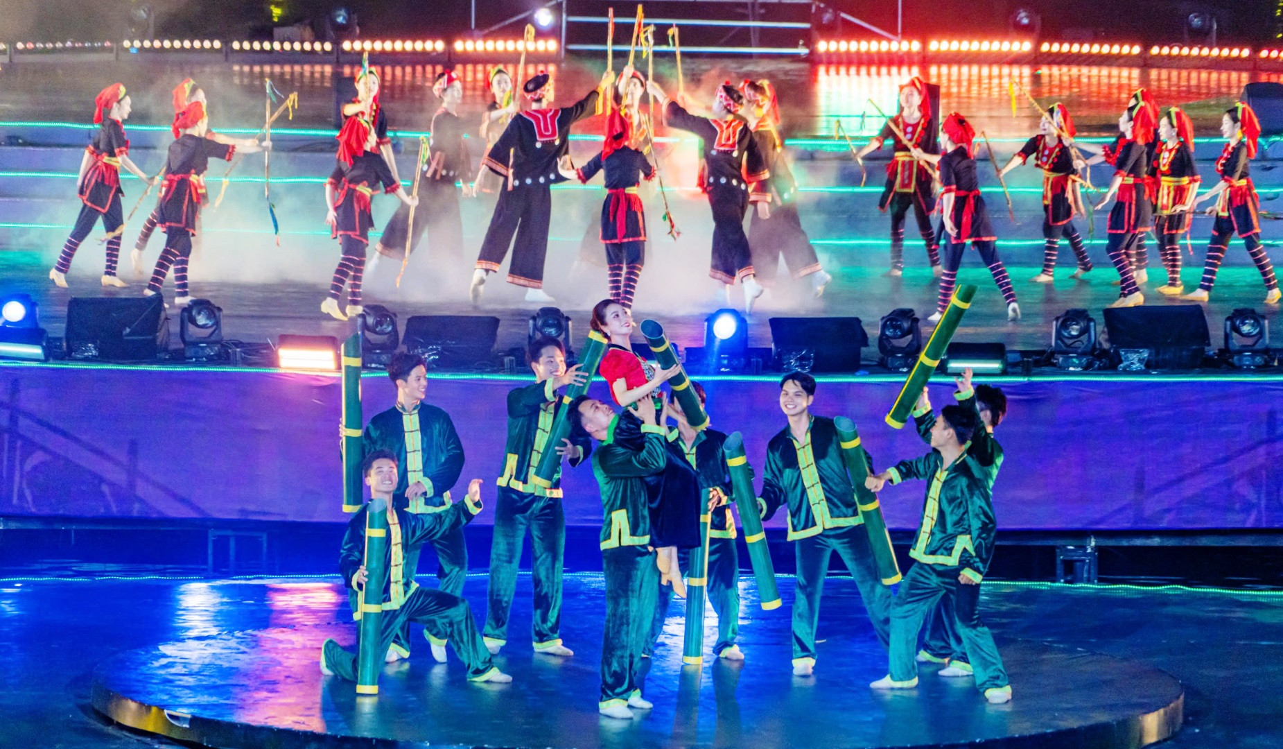 Chương khai mạc mang những thông điệp: Lời tự tình dòng sông; Huyền sử một dòng sông; những dòng sông hội tụ; dòng chảy mới của những con sông"…