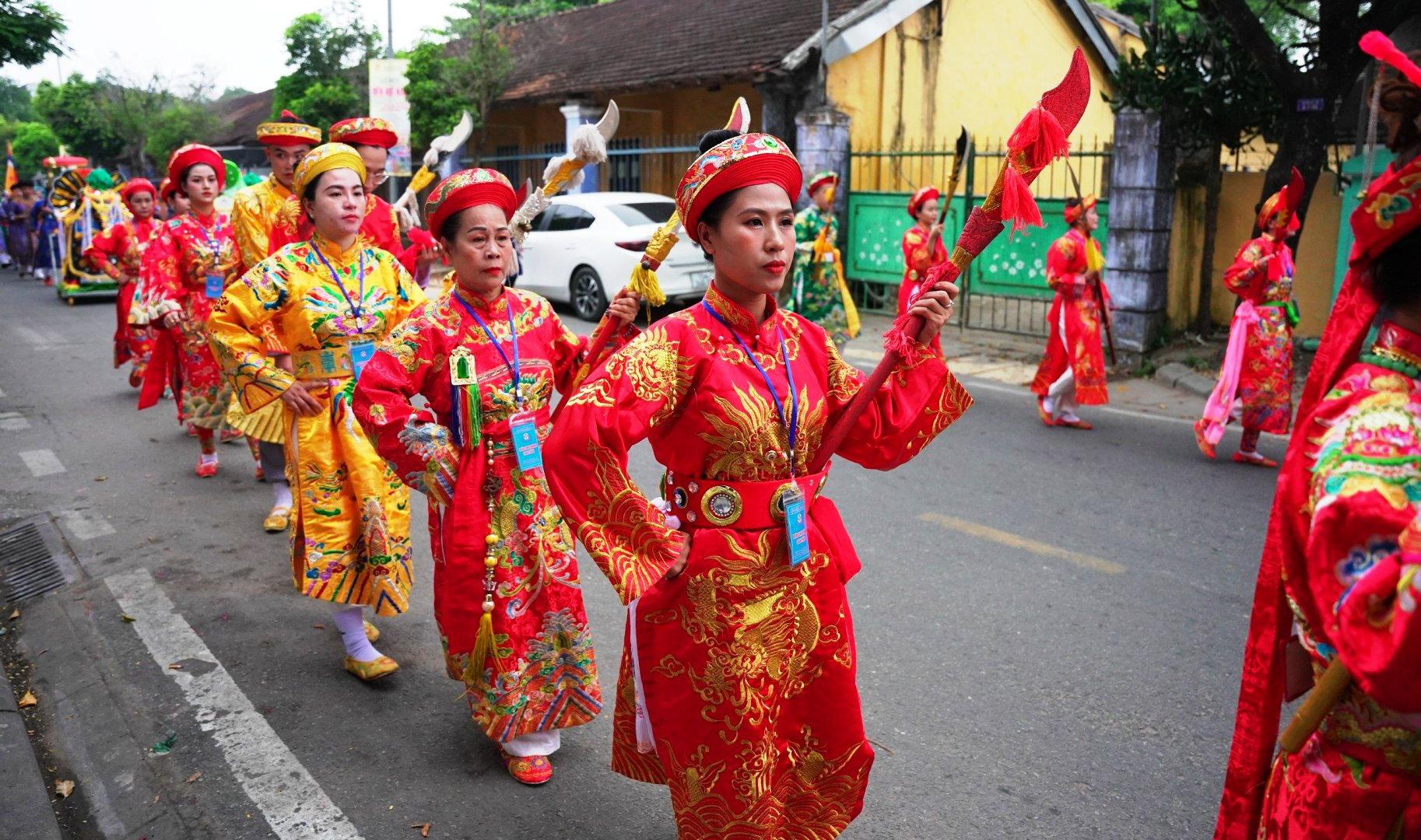 Đoàn lễ rước Thánh Mẫu qua nhiều tuyến phố ở trung tâm thành phố Huế.