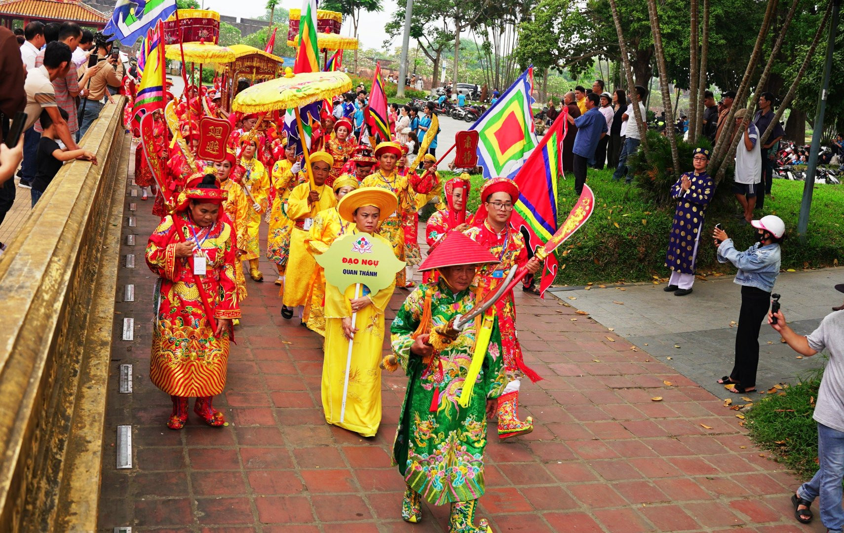 Sau lễ cáo yết cầu an ở Nghinh Lương Đình, đoàn rước lần lượt nghênh giá xuống các thuyền rồng và di chuyển đến điện Huệ Nam để tiến hành nghi lễ quan trọng khác như Lễ Chánh tế, cầu nguyện Quốc thái dân an và Lễ Hoàn tạ.
