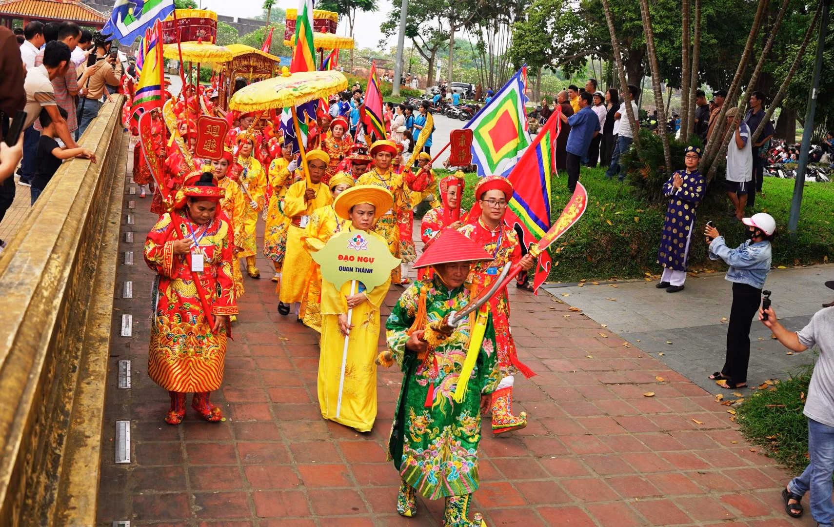 Sau lễ cáo yết cầu an ở Nghinh Lương Đình, đoàn rước lần lượt nghênh giá xuống các thuyền rồng và di chuyển đến điện Huệ Nam để tiến hành nghi lễ quan trọng khác như Lễ Chánh tế, cầu nguyện Quốc thái dân an và Lễ Hoàn tạ.
