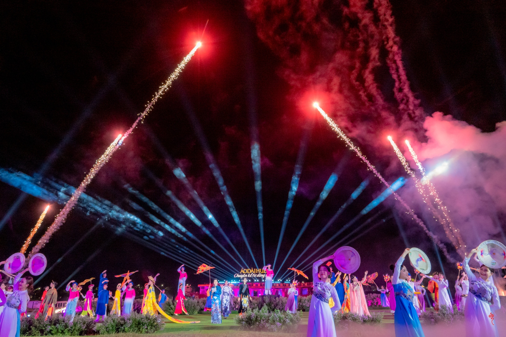 Lễ hội “Áo dài Huế” tại các kỳ Fesilval Huế đã trở thành lễ hội tiêu biểu, tôn vinh, bảo tồn, phát triển và quảng bá trang phục áo dài truyền thống Việt Nam.