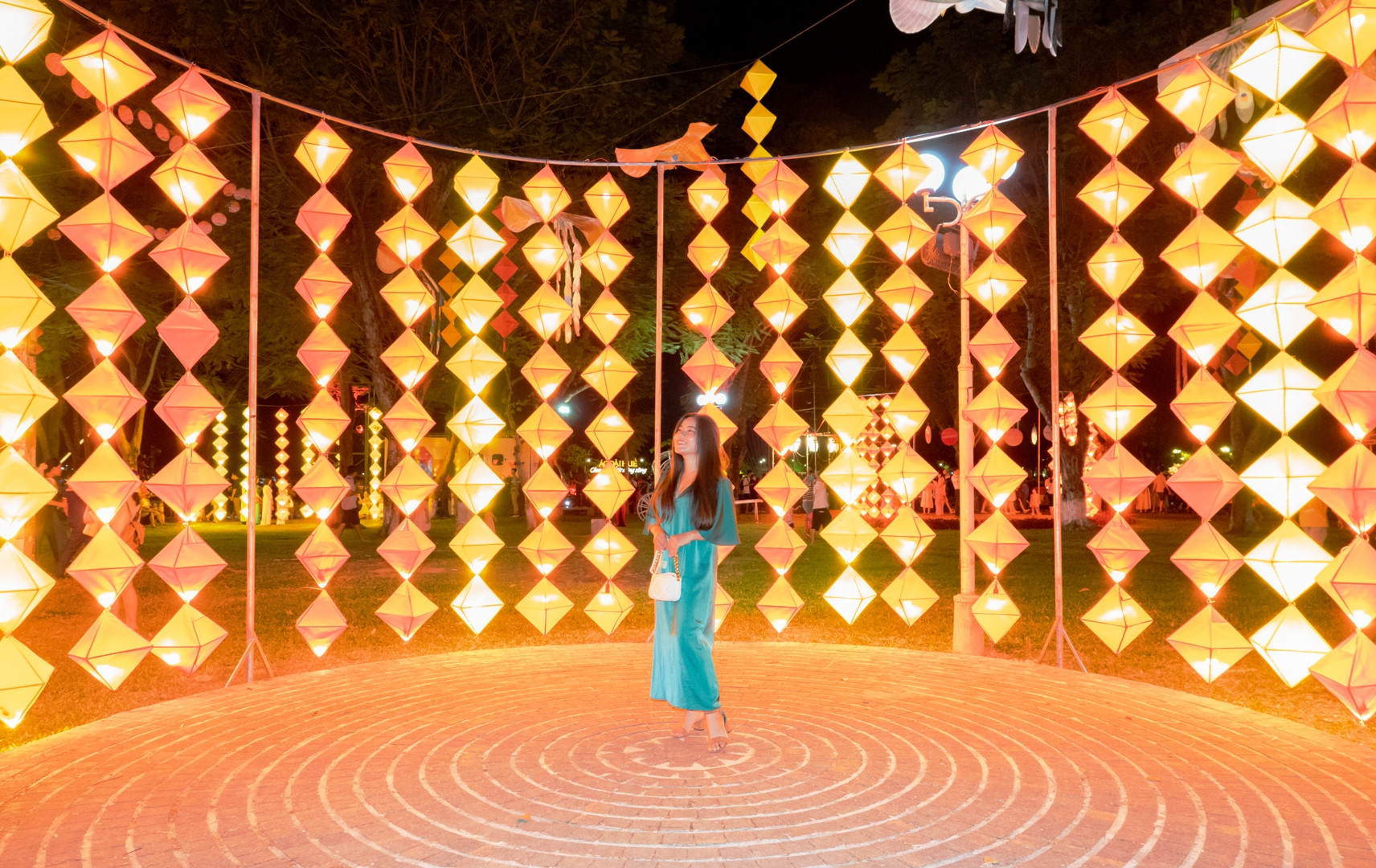 “Chuyện kể từ dòng sông" còn được trang trí lồng đèn, diều Huế, nón lá Huế… trở thành các điểm check in cho người dân và du khách khi đến tham dự lễ hội.