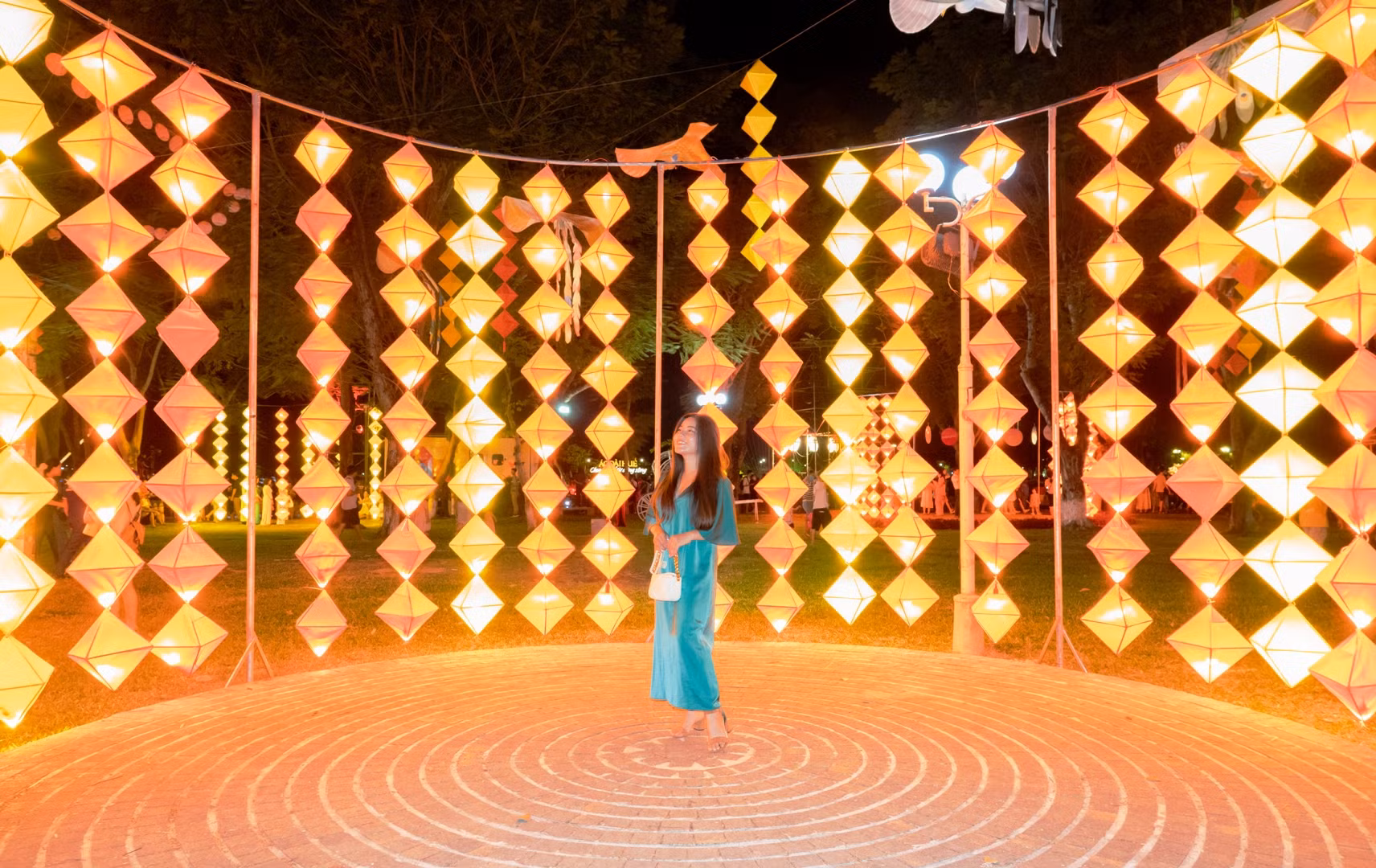 “Chuyện kể từ dòng sông" còn được trang trí lồng đèn, diều Huế, nón lá Huế… trở thành các điểm check in cho người dân và du khách khi đến tham dự lễ hội. “Chuyện kể từ dòng sông" còn được trang trí lồng đèn, diều Huế, nón lá Huế… trở thành các điểm check in cho người dân và du khách khi đến tham dự lễ hội.