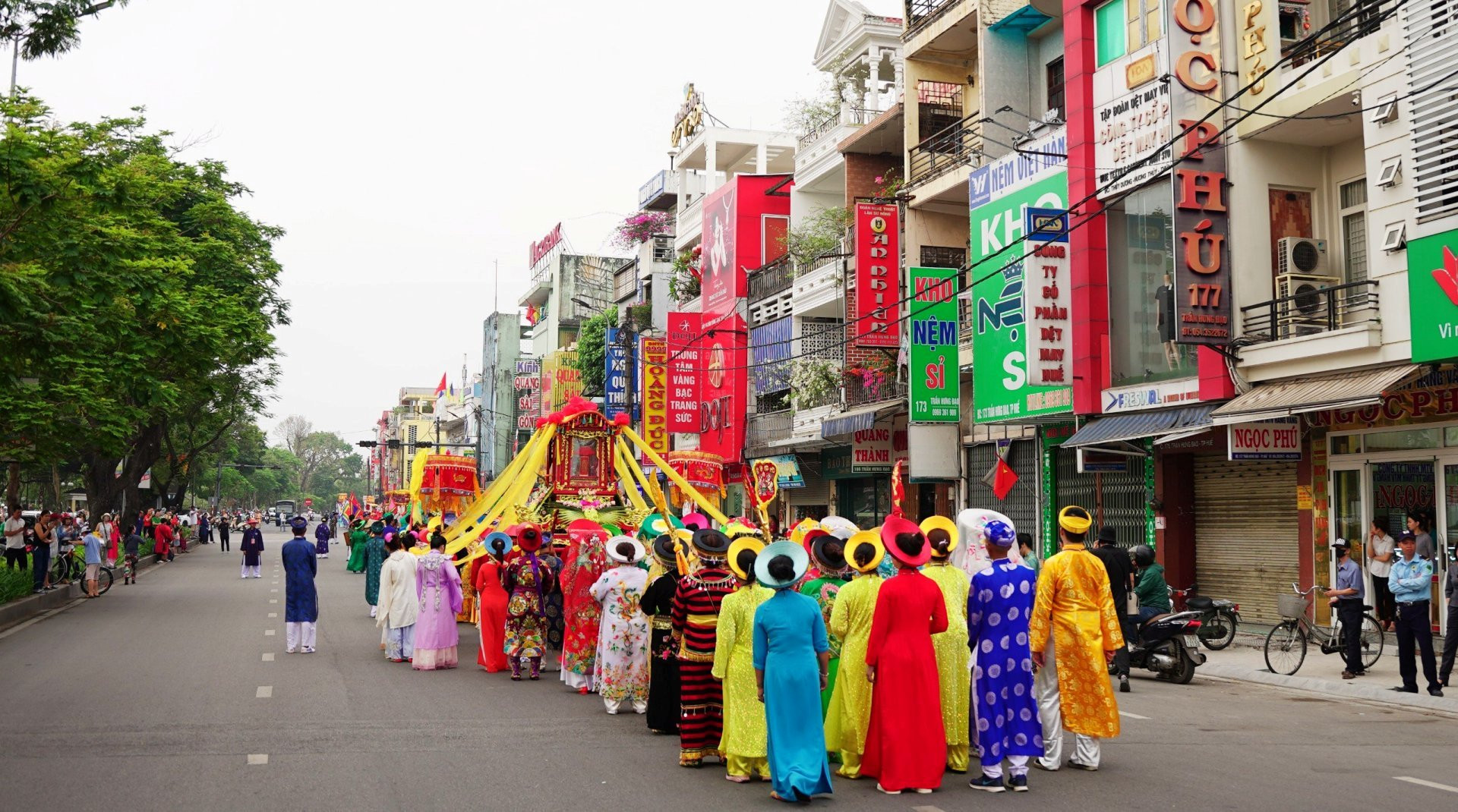 Nét độc đáo của Lễ hội điện Huệ Nam năm nay là lần thứ 2 tái hiện lại lễ rước - cung nghinh Thánh Mẫu bằng đường bộ.