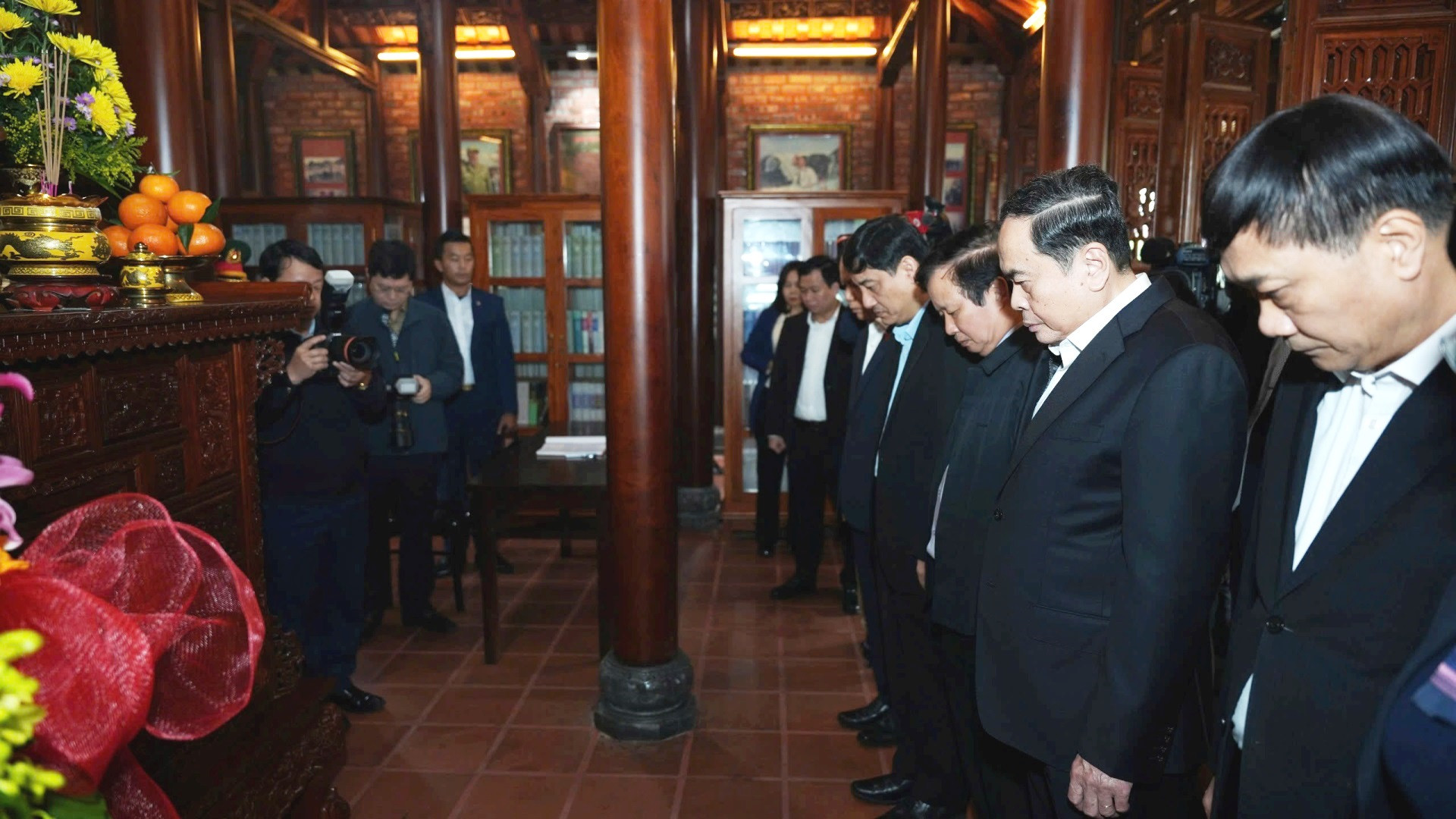 Chủ tịch Quốc hội Trần Thanh Mẫn và các thành viên Đoàn công tác dành phút tưởng niệm Đại tướng Lê Đức Anh - người học trò xuất sắc của Chủ tịch Hồ Chí Minh, tấm gương sáng ngời về phẩm chất đạo đức cách mạng, kiên trung, mẫu mực, luôn tuyệt đối trung thành với Đảng, với Tổ quốc, với Nhân dân, hoàn thành xuất sắc nhiệm vụ mà Đảng, Quân đội và Nhân dân giao phó.