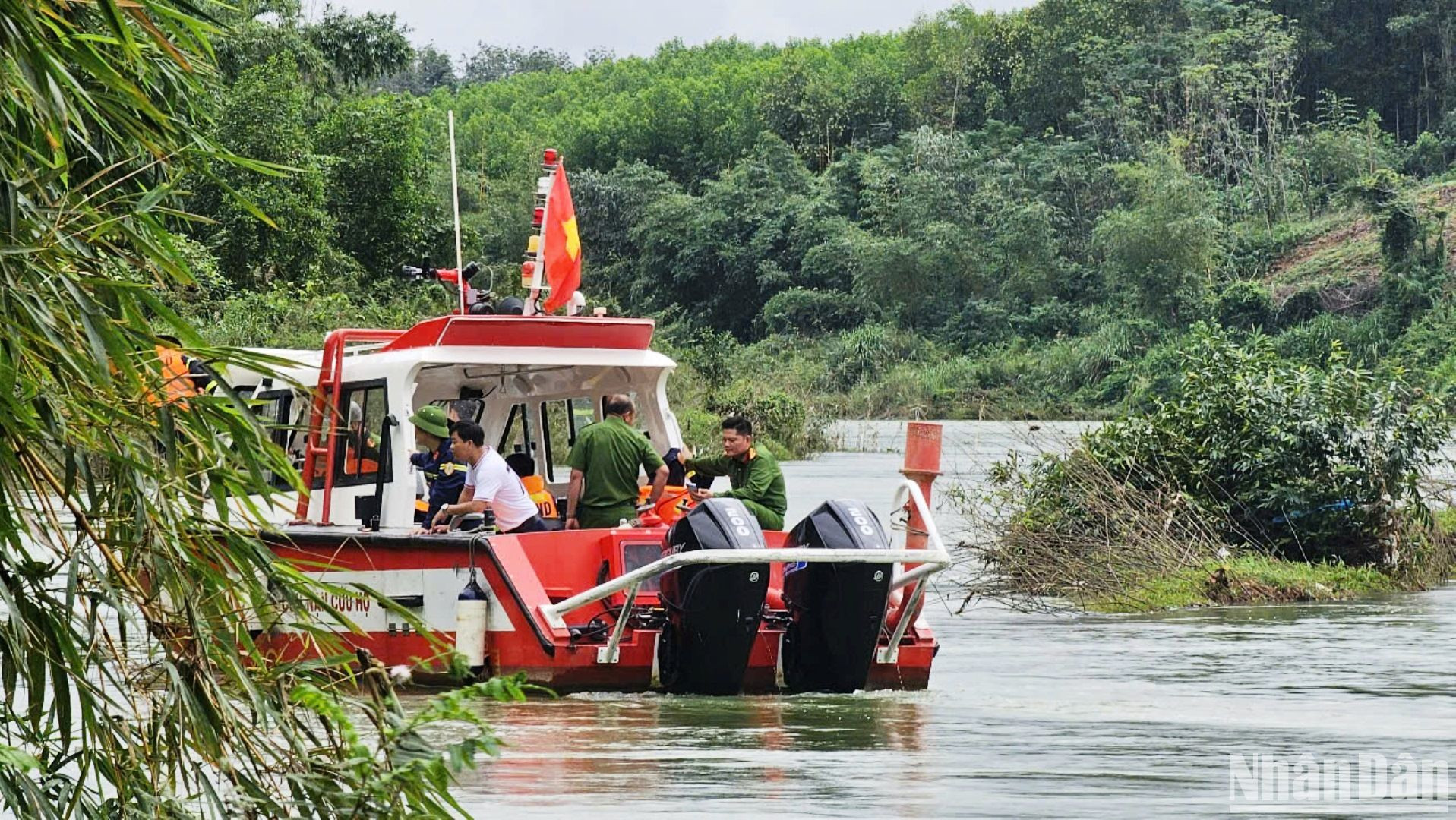 Tính đến 11 giờ 30 phút cùng ngày, công tác tìm kiếm nạn nhân vẫn chưa có kết quả.