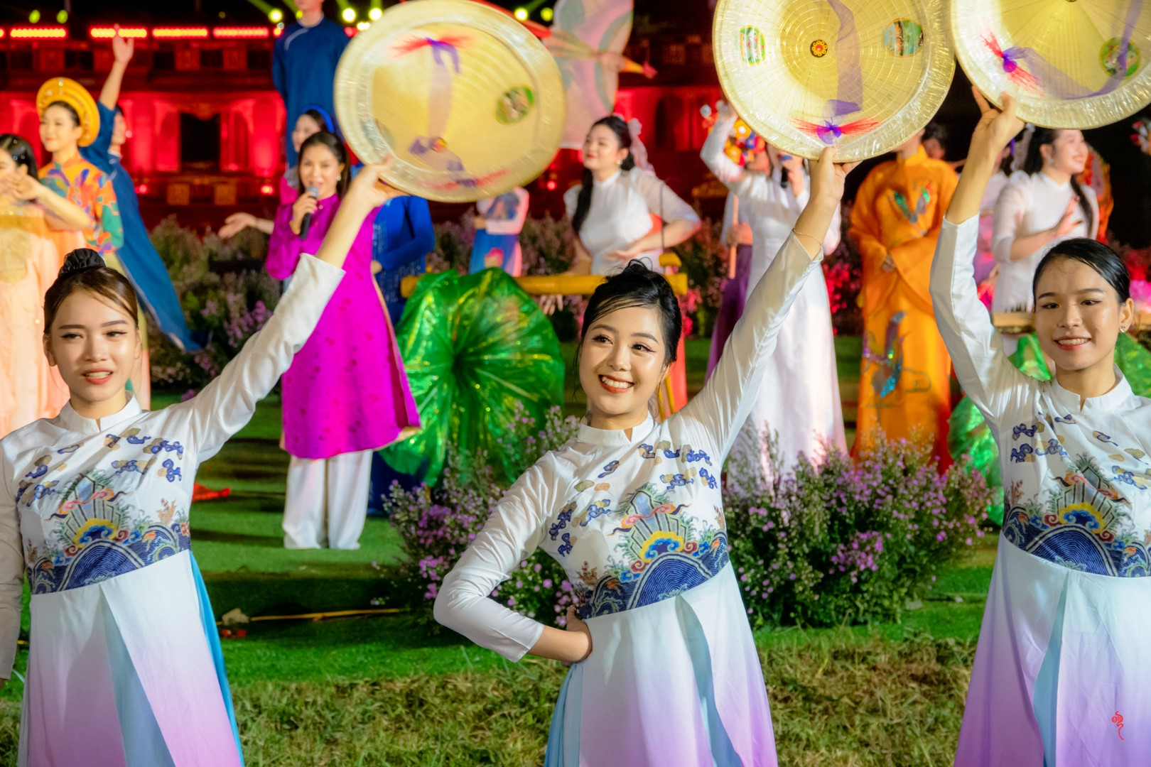 Chuyện kể về dòng sông Hương cũng là ý tứ, chất liệu cho các nhà thiết kế sáng tạo các tà áo dài với những họa tiết thể hiện nghệ thuật cùng với tác phẩm âm nhạc của các nhạc sĩ nổi tiếng và sự tham gia của hơn 10 nhà thiết kế.