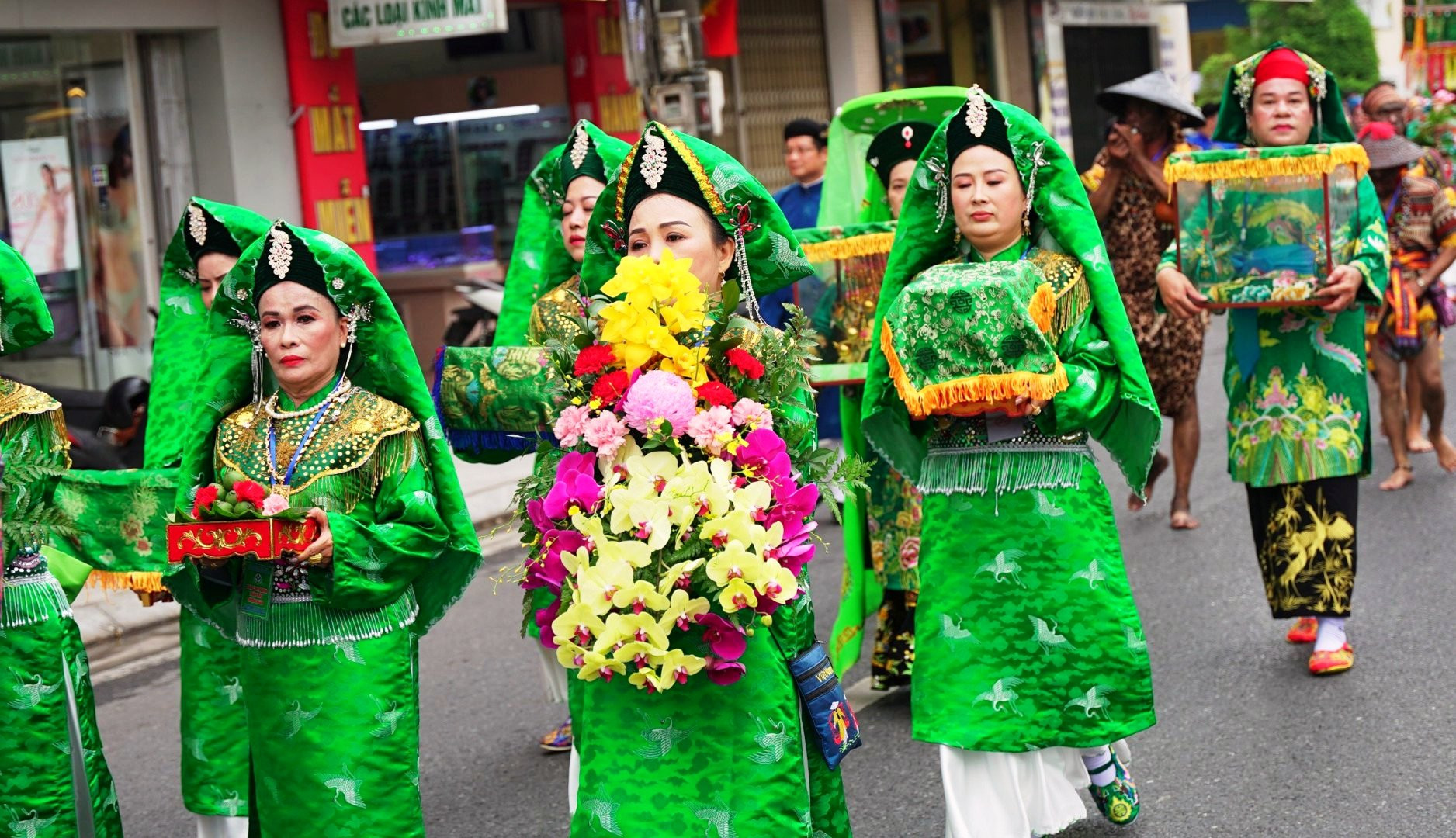 Lễ hội diễn ra với nhiều nghi lễ sôi động, đa sắc màu tâm linh theo tín ngưỡng thờ Mẫu được tái hiện và tổ chức tại Huế.