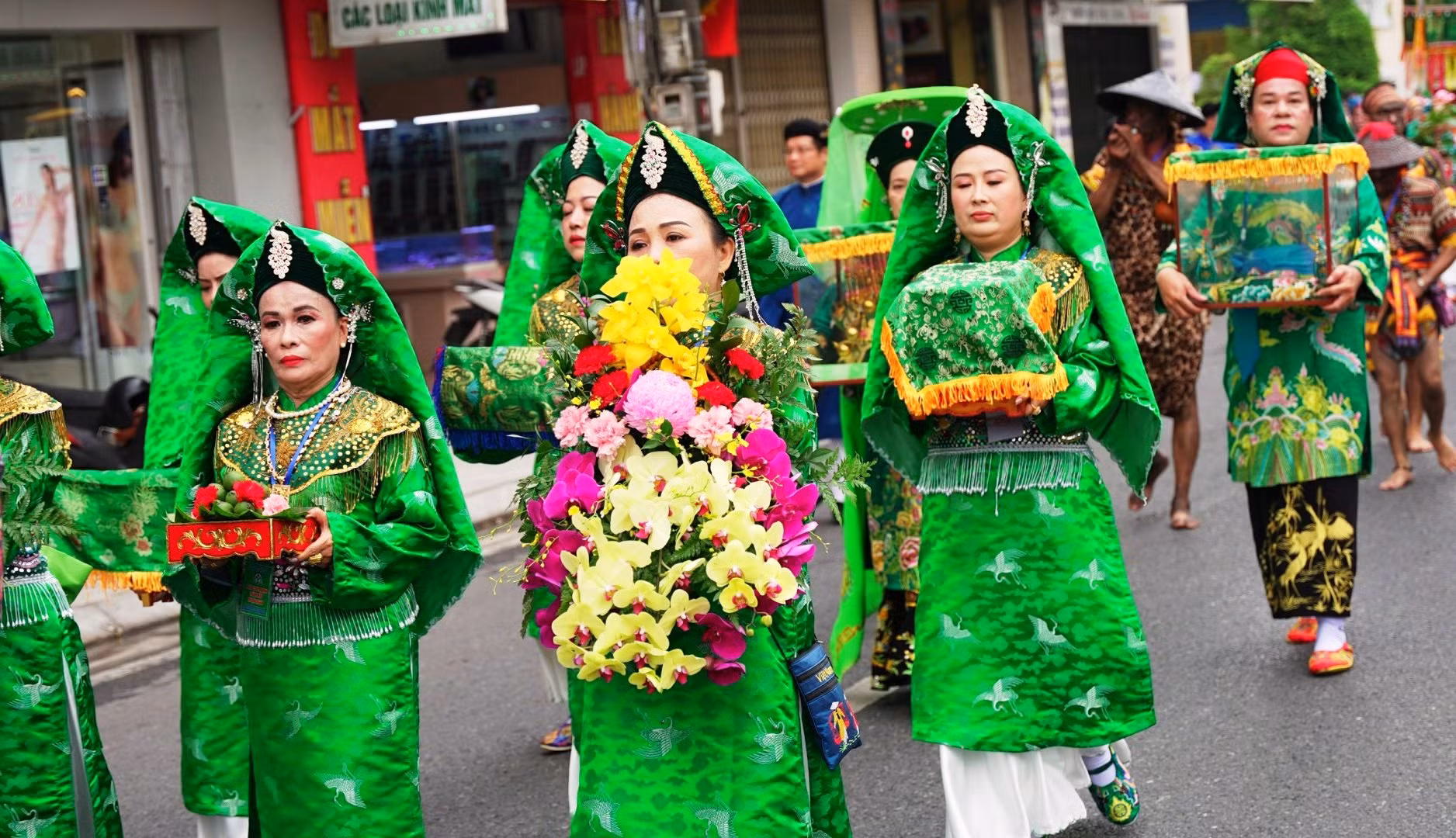 Lễ hội diễn ra với nhiều nghi lễ sôi động, đa sắc màu tâm linh theo tín ngưỡng thờ Mẫu được tái hiện và tổ chức tại Huế.