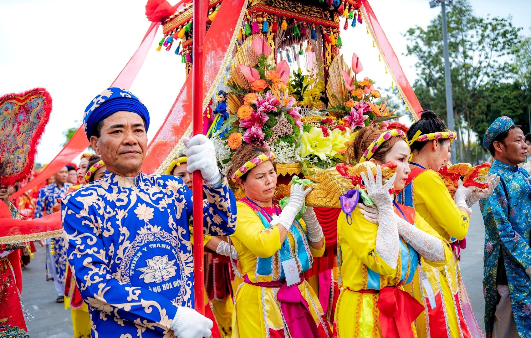 Lễ hội thu hút đông đảo tín đồ của tín ngưỡng Thờ Mẫu với hàng vạn lượt người tham dự và đây được xem là một Festival văn hóa dân gian, cộng đồng tràn đầy màu sắc và đặc trưng của vùng đất Cố đô.