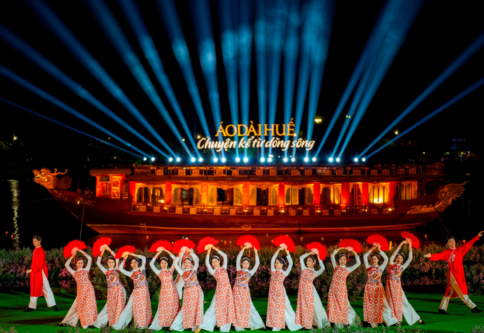 Những bộ sưu tập áo dài mang bóng dáng của kinh kỳ Huế, giao thoa giữa văn hóa phương Tây và Việt Nam, đó là áo dài hiện đại.