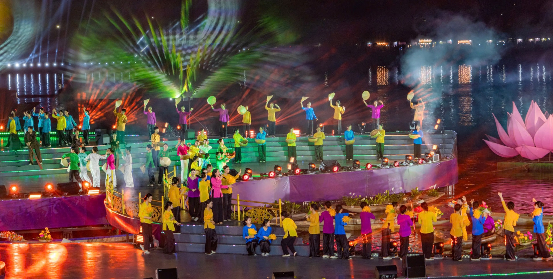 Diễn ra hơn 90 phút với sự góp mặt của gần 800 diễn viên, ca sĩ, nghệ sĩ nổi tiếng và quần chúng nhân dân, các đoàn nghệ nhân trong nước tham gia, chương trình nghệ thuật khai mạc đã thu hút sự quan tâm của người dân và du khách đến Huế.