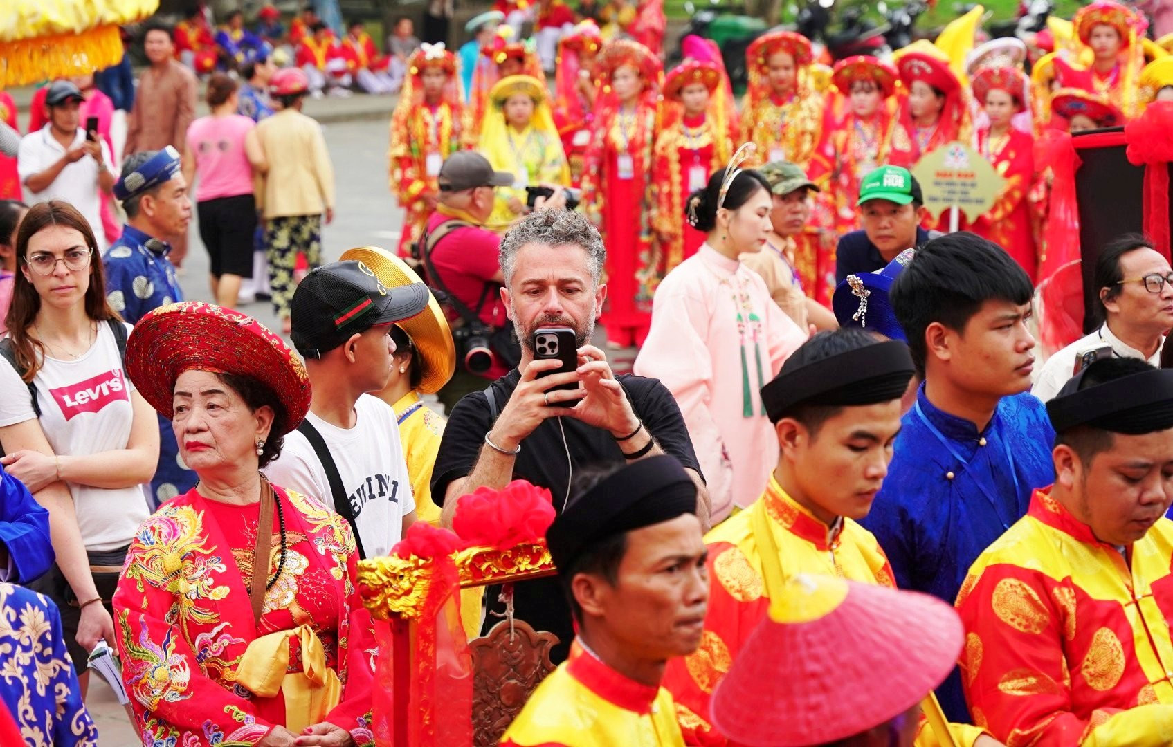 Ngoài ra còn có đội hầu bóng, những người phục dịch và đông đảo khách hành hương theo các thuyền lên điện Huệ Nam.
