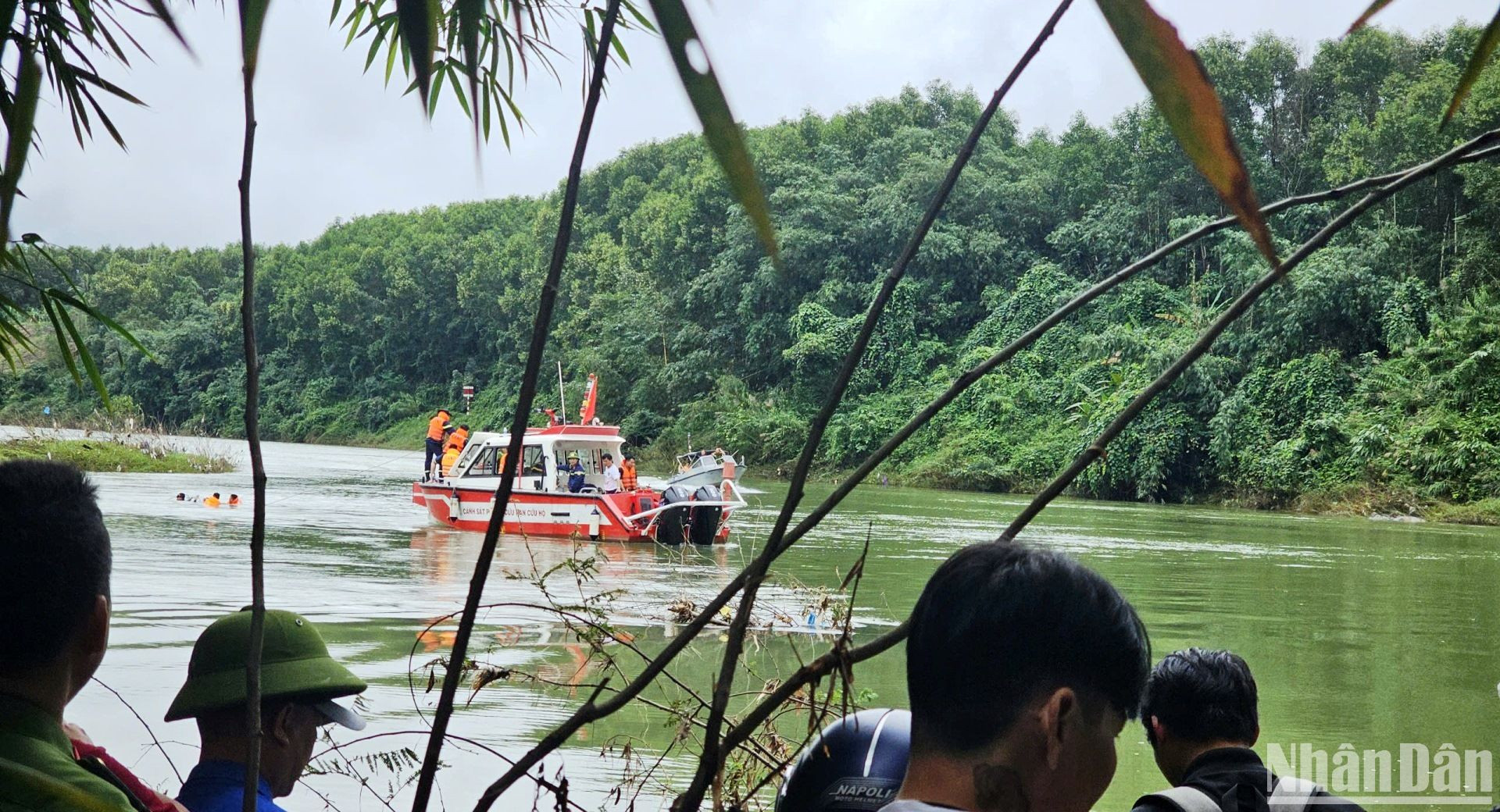 Công tác tìm kiếm các nạn nhân mất tích tại hiện trường đang tiếp tục triển khai.