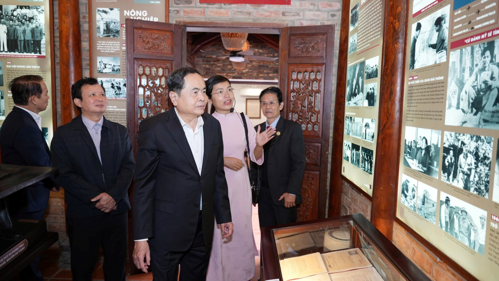 Sau khi dâng hoa và dâng hương, Chủ tịch Quốc hội Trần Thanh Mẫn đã tham quan tại Bảo tàng Nguyễn Chí Thanh - nơi trưng bày nhiều hình ảnh, hiện vật quý giá về cuộc đời hoạt động của Người cộng sản kiên trung, mẫu mực, người học trò xuất sắc của Chủ tịch Hồ Chí Minh, vị tướng tài ba của cách mạng Việt Nam, người con ưu tú của quê hương Thừa Thiên Huế.