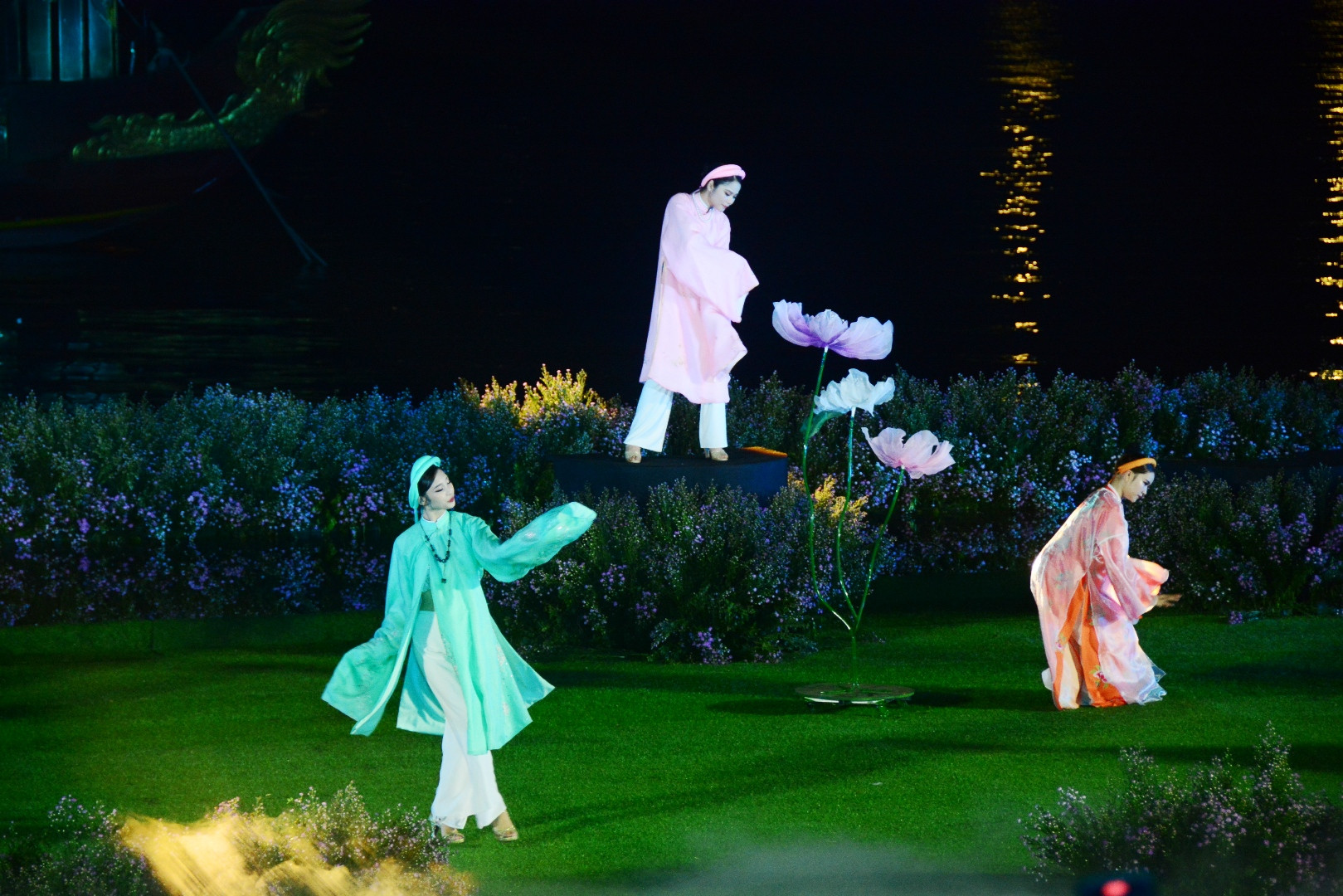 Đêm diễn ít nhiều đã đặc tả được câu chuyện của dòng sông Hương đi vào lòng người bằng những chất liệu được tạo dựng bởi các nhà thiết kế.