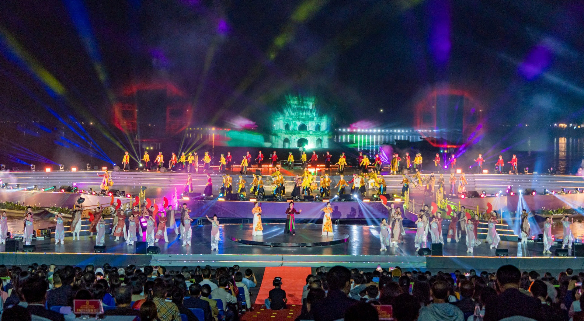 Chương khai mạc mang những thông điệp: Lời tự tình dòng sông; Huyền sử một dòng sông; những dòng sông hội tụ; dòng chảy mới của những con sông"…