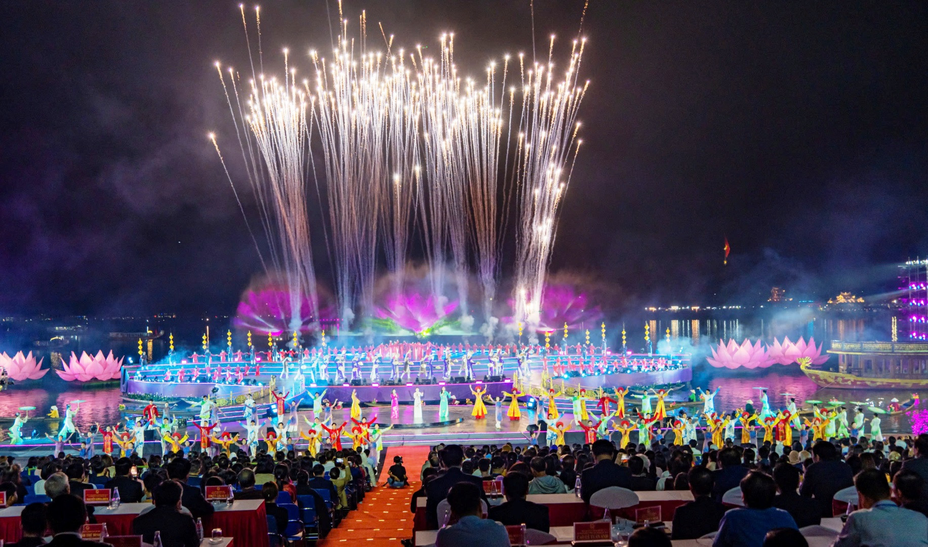 Ca khúc “Nối vòng tay lớn” khép lại chương trình khai mạc và màn pháo hoa rực rỡ, muôn sắc màu nhân kỷ niệm 50 năm Ngày giải phóng Huế.