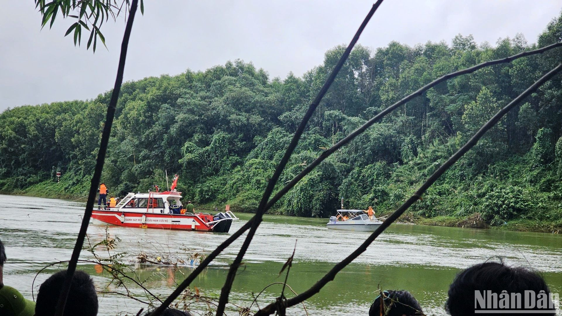 Công tác tìm kiếm đang tích cực được triển khai tại hiện trường vụ tai nạn giao thông trên cầu Bình Thành.