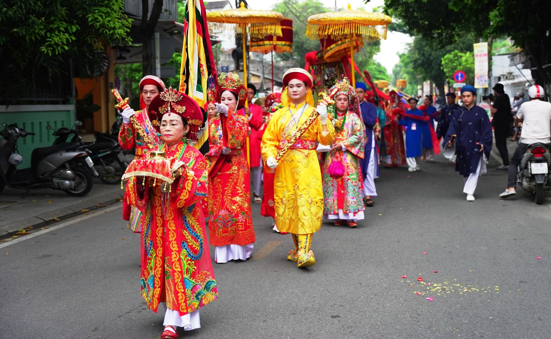 Đoàn lễ rước Thánh Mẫu qua nhiều tuyến phố ở trung tâm thành phố Huế.