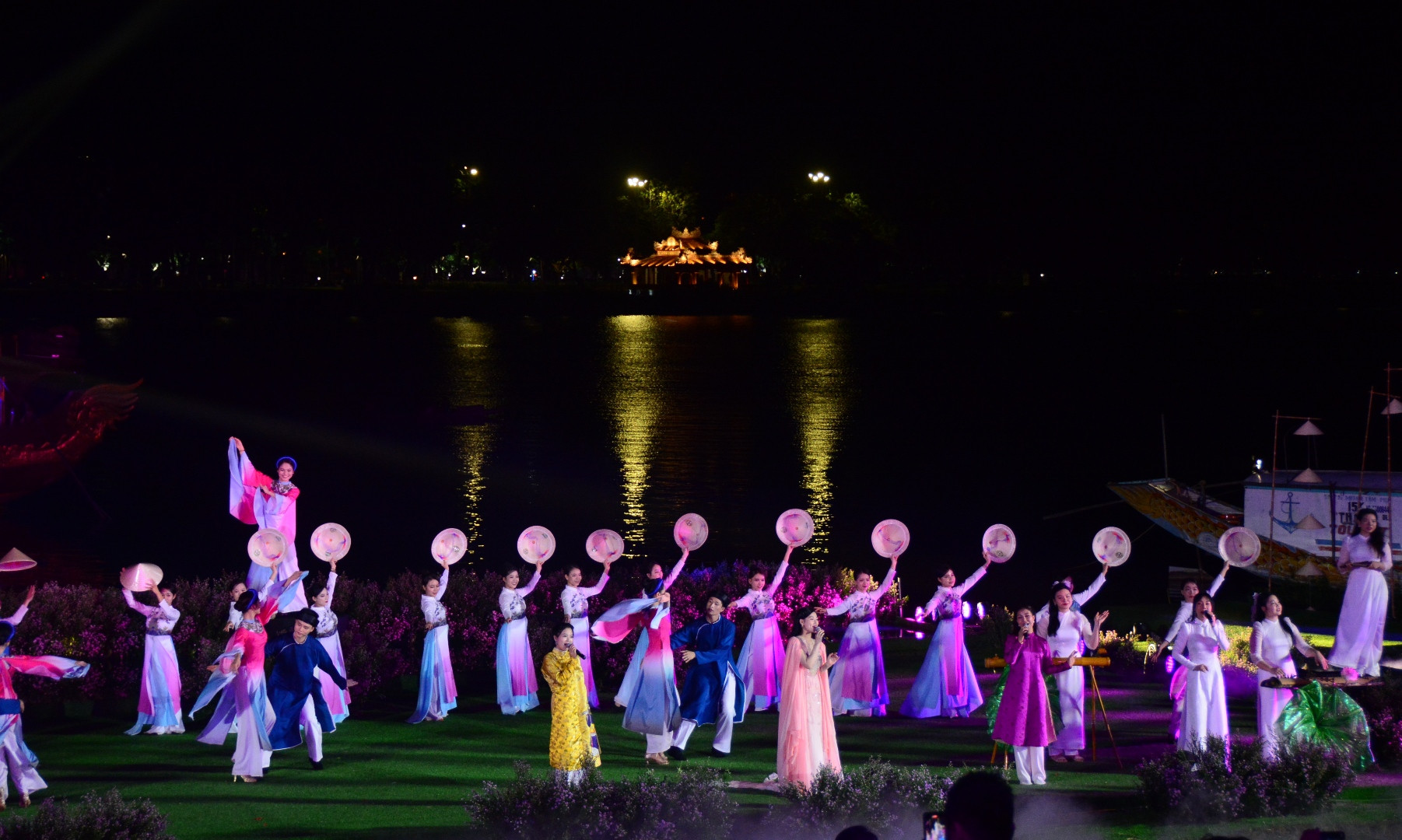 Với chủ đề rất tình và thơ, chương trình như gợi nhắc những tinh hoa của xứ Huế: nơi đó có tà áo dài dịu dàng, nền nã gắn liền với người con gái Huế, có dòng sông thơ mộng vắt qua đô thị cổ kính - nơi khởi nguồn của thi ca, nhạc hoạ của vùng Cố đô…