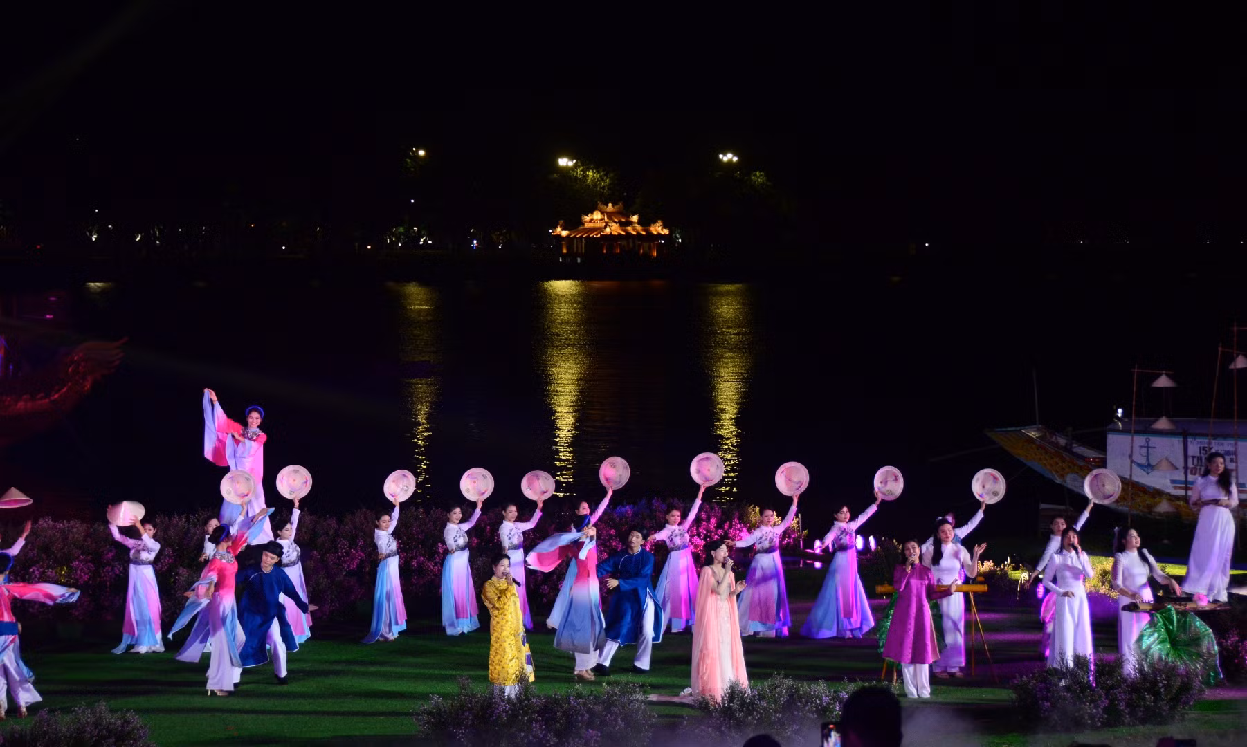 Với chủ đề rất tình và thơ, chương trình như gợi nhắc những tinh hoa của xứ Huế: nơi đó có tà áo dài dịu dàng, nền nã gắn liền với người con gái Huế, có dòng sông thơ mộng vắt qua đô thị cổ kính - nơi khởi nguồn của thi ca, nhạc hoạ của vùng Cố đô… Với chủ đề rất tình và thơ, chương trình như gợi nhắc những tinh hoa của xứ Huế: nơi đó có tà áo dài dịu dàng, nền nã gắn liền với người con gái Huế, có dòng sông thơ mộng vắt qua đô thị cổ kính - nơi khởi nguồn của thi ca, nhạc hoạ của vùng Cố đô…