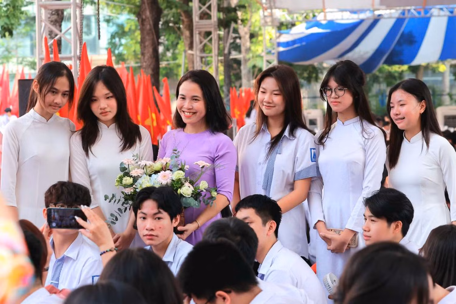 Thày trò bước vào năm học mới 2024-2025 (Ảnh: HNA)