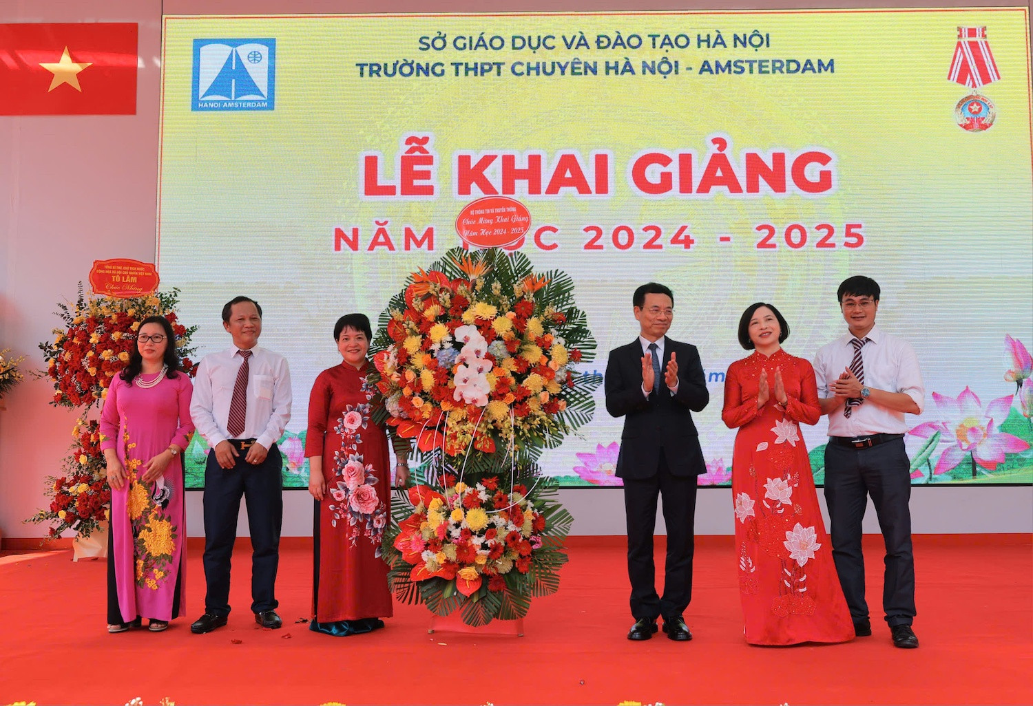 Bộ trưởng Thông tin và Truyền thông Nguyễn Mạnh Hùng chúc mừng thày trò nhà trường nhân dịp năm học mới.