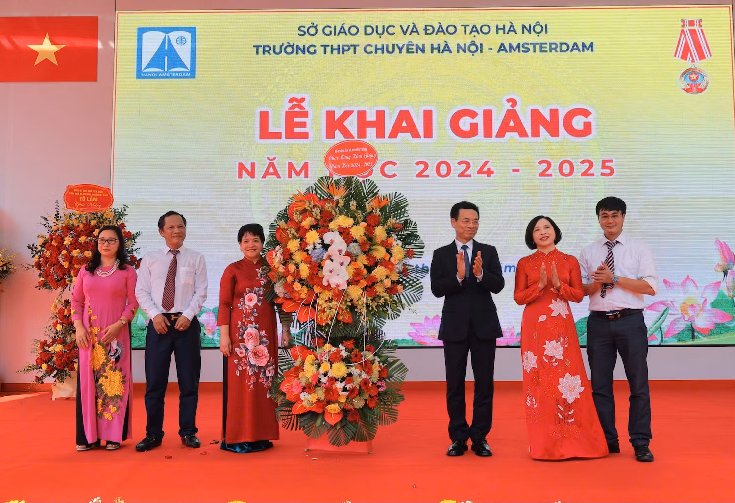 Bộ trưởng Thông tin và Truyền thông Nguyễn Mạnh Hùng chúc mừng thày trò nhà trường nhân dịp năm học mới.