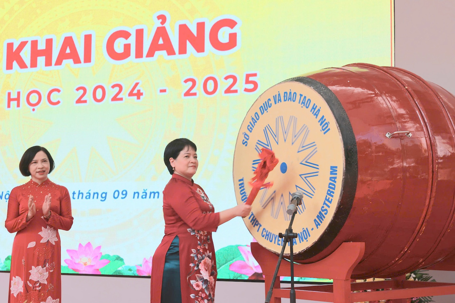 Hiệu trưởng Trường THPT chuyên Hà Nội-Amsterdam Trần Thùy Dương đánh hồi trống khai trường